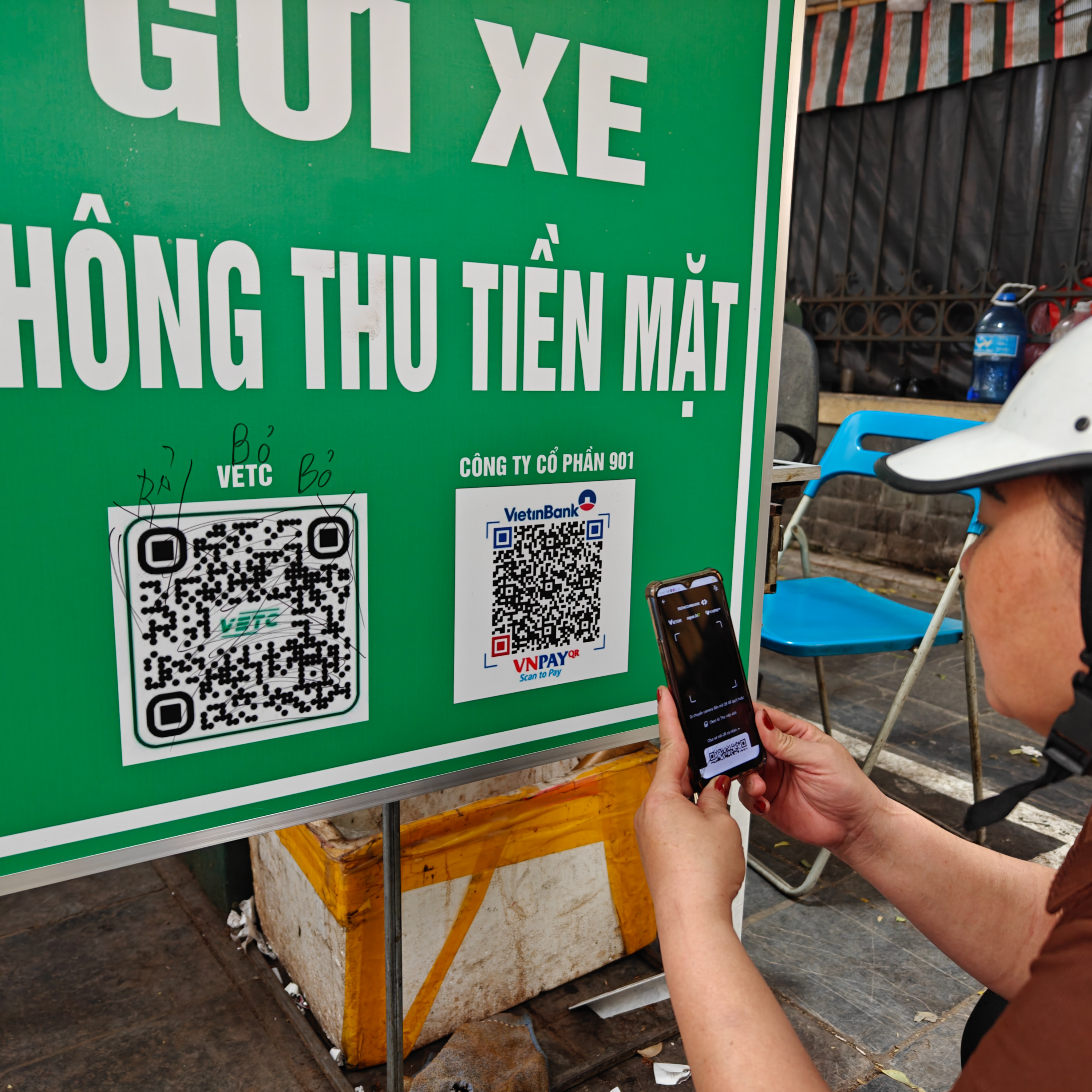Thu phí gửi xe không dùng tiền mặt: Người ủng hộ, kẻ làu bàu, công nghệ phập phù