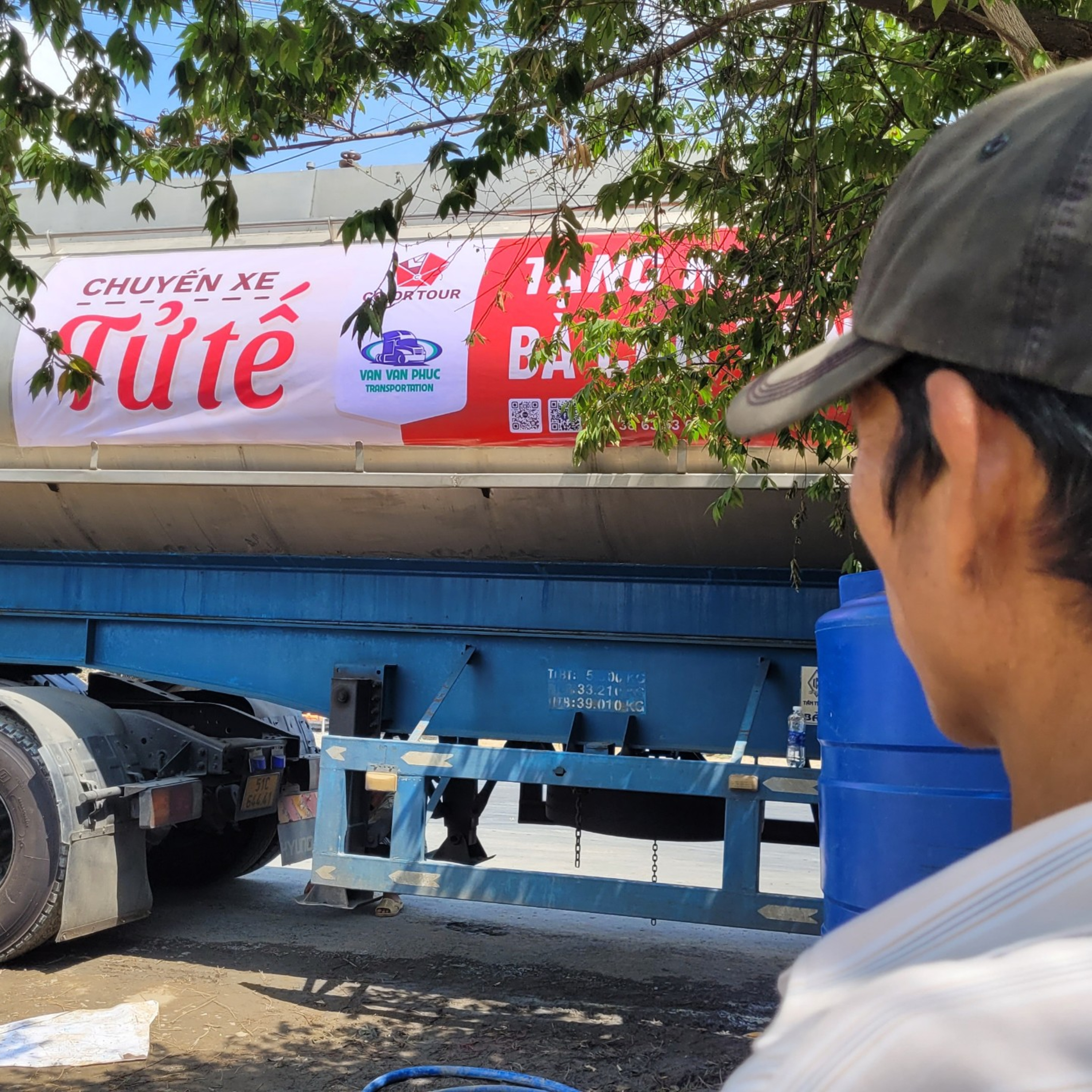 Thị thành ký: Đồng khô cỏ cháy, người dân Gò Công Đông đào “hầm” chứa nước, chắt chiu từng giọt nước từ thiện episode artwork