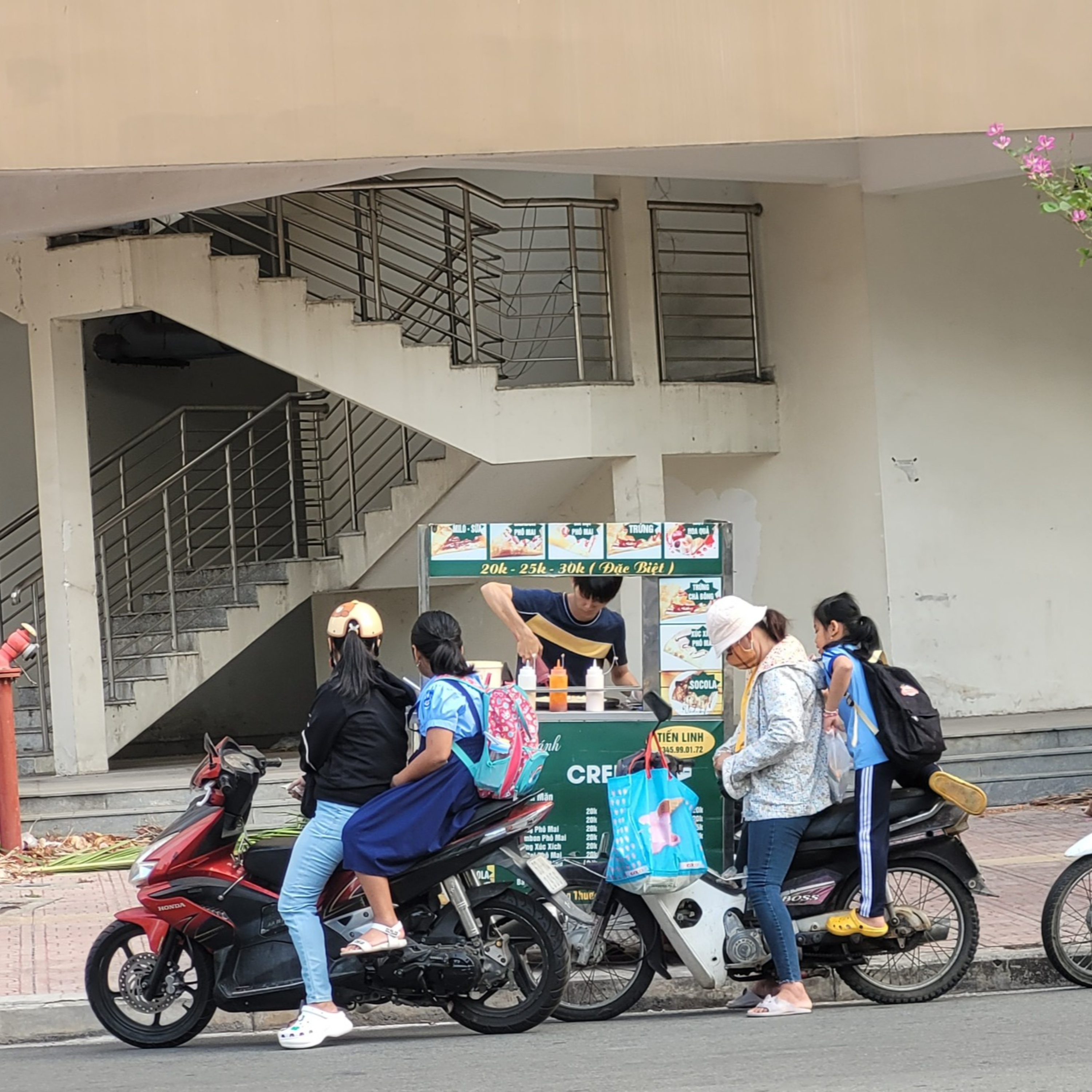 Đối thoại: Kêu gọi phụ huynh cảnh giác với đồ ăn vặt không rõ nguồn gốc ở cổng trường episode artwork