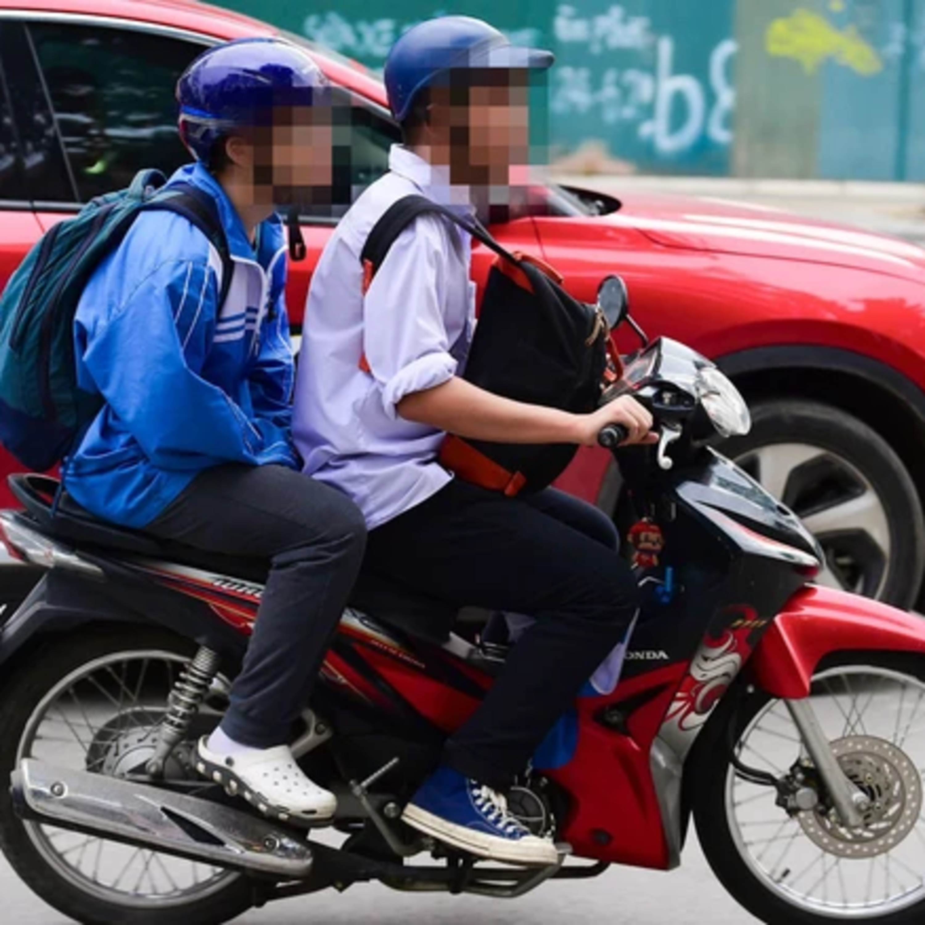 Người đủ 15 tuổi trở lên được điều khiển xe gắn máy: cần làm gì để đảm bảo an toàn?