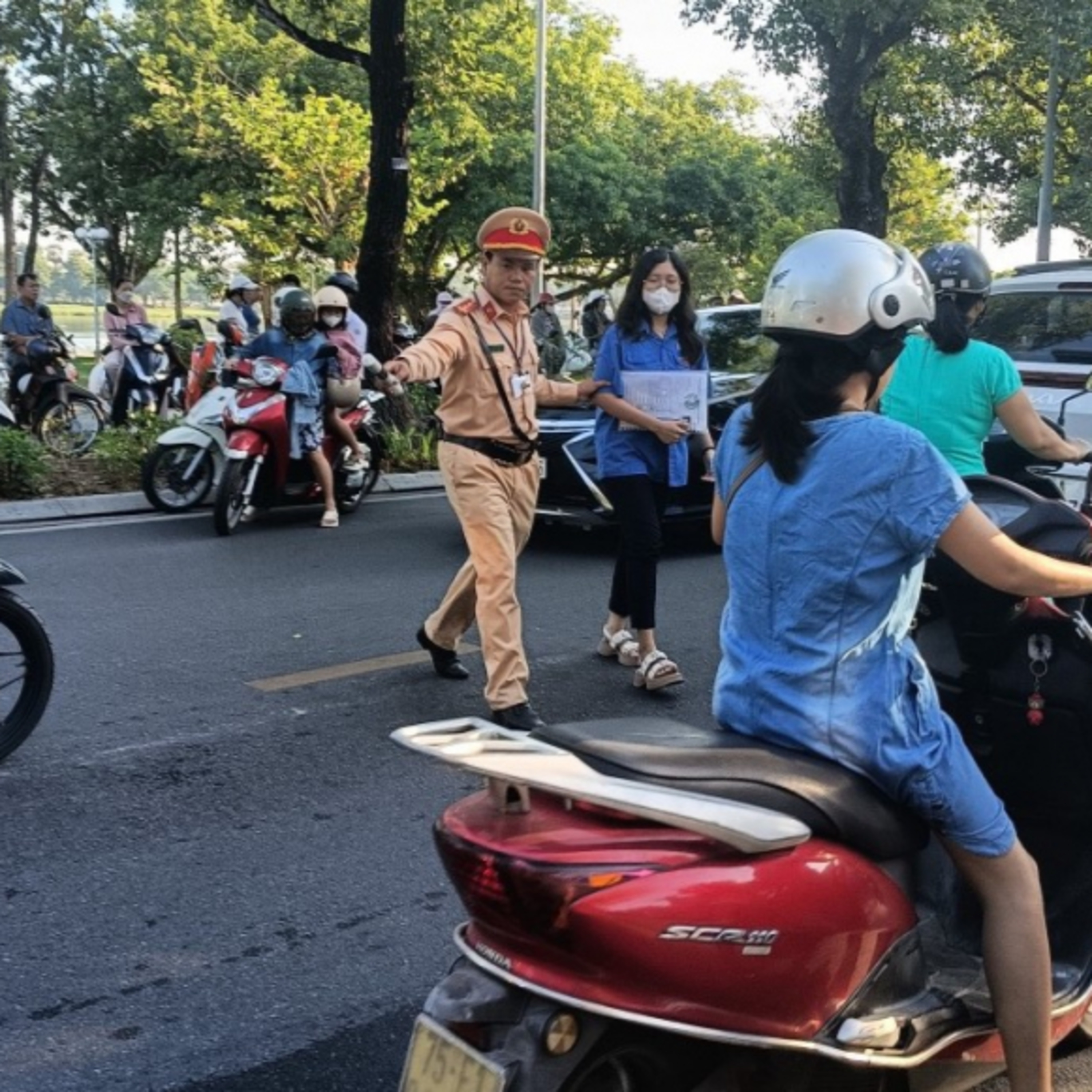 Trò chuyện trên phố: Mất an toàn giao thông, nỗi lo của phụ huynh khi mùa thi tới gần