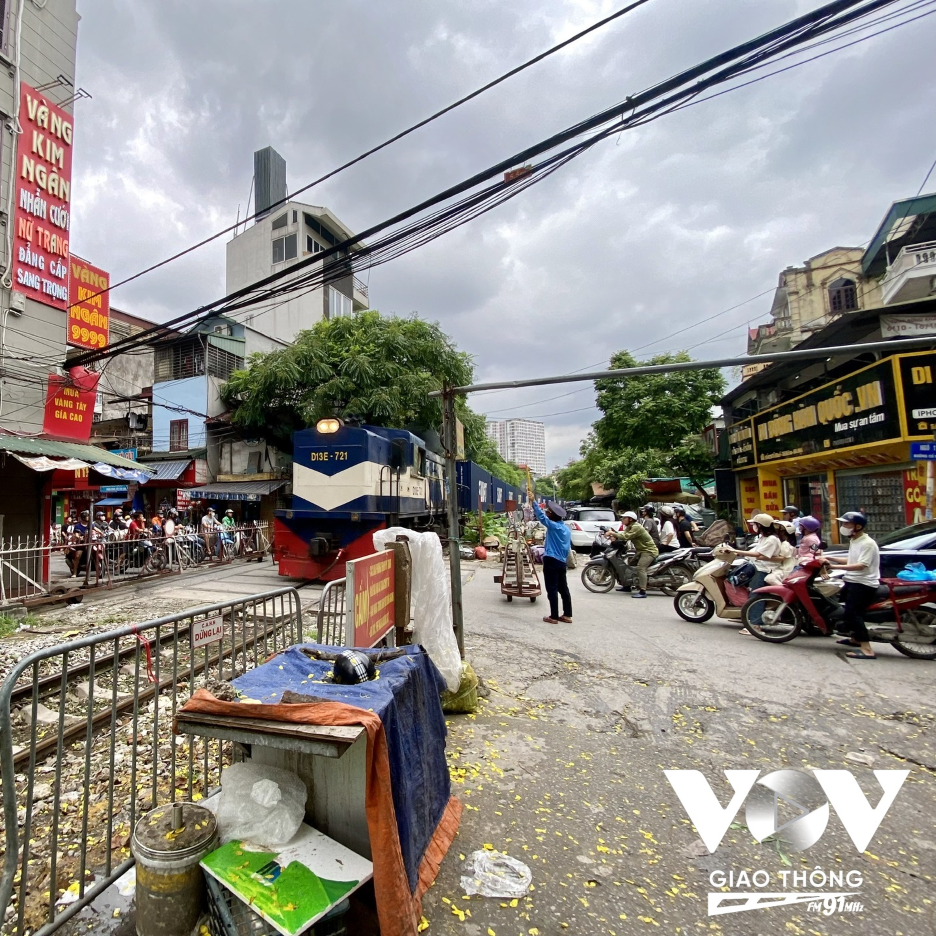 Trò chuyện trên phố: Hành lang đường sắt không phải để... cho vui!
