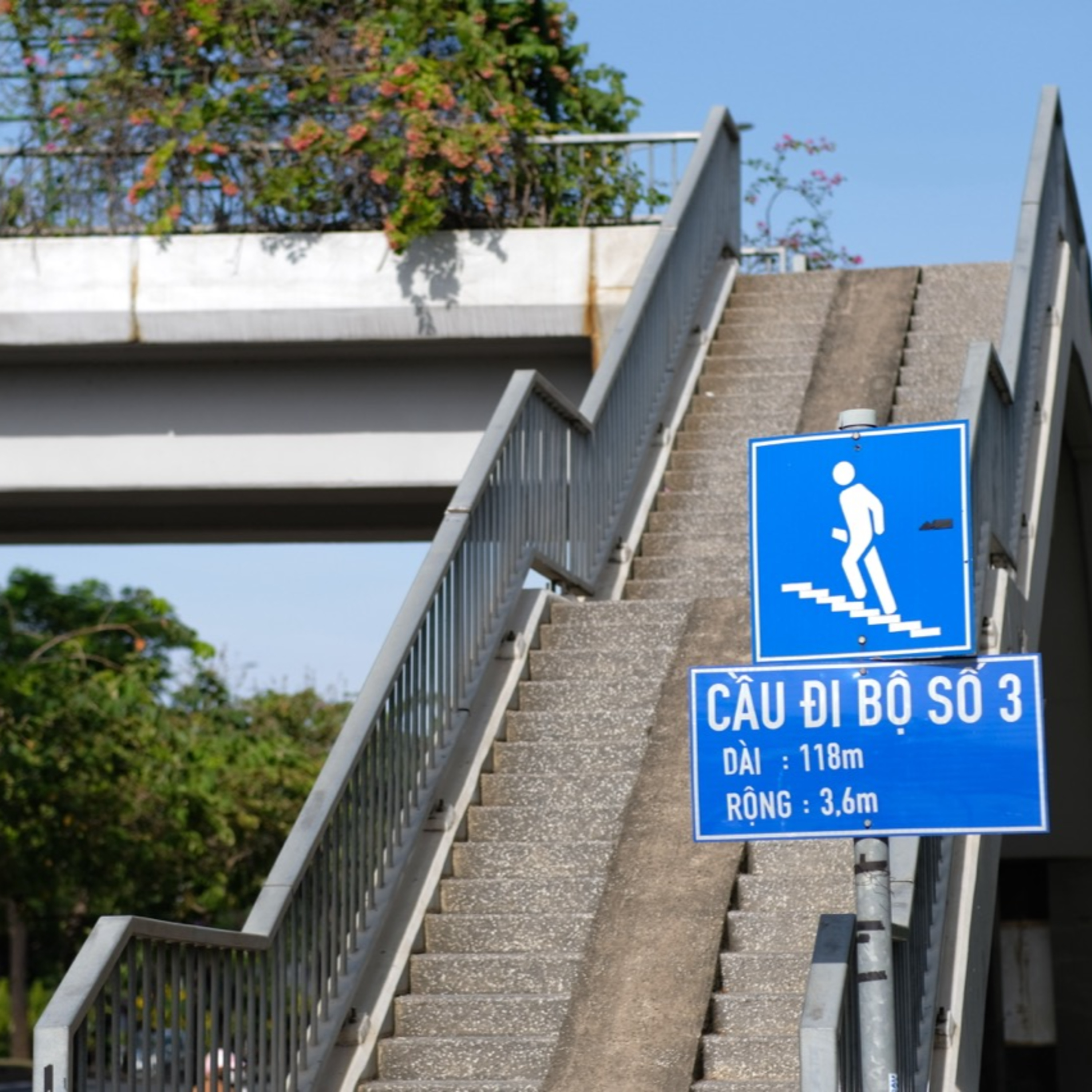 Thị thành ký: Nhiều cầu vượt bộ hành ‘lạc lõng’ nơi đô thị