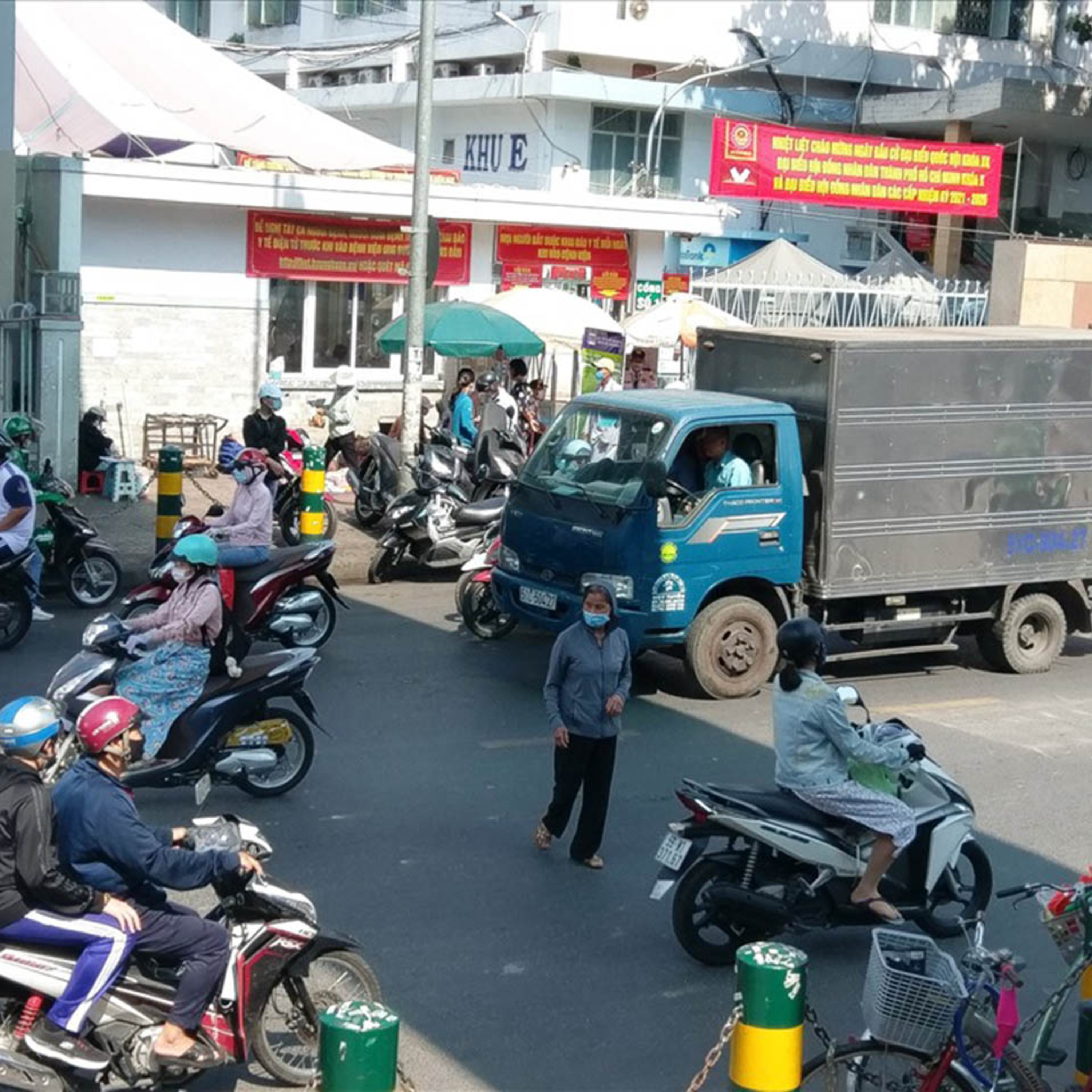 Đối thoại: TP.HCM – Cầu vượt bộ hành thì có mà người đi bộ lại không thèm “hành”