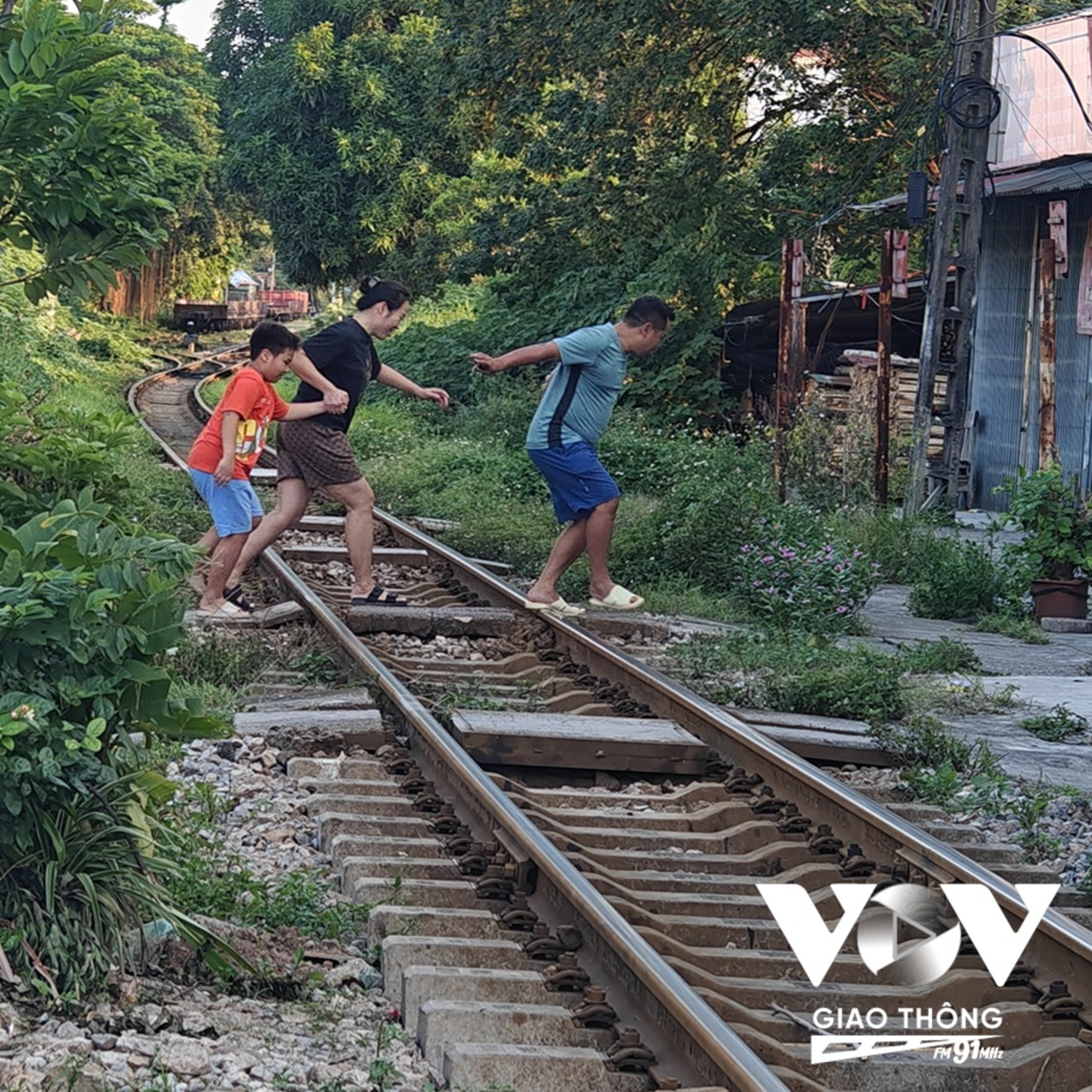 Trò chuyện trên phố: "Người lạ" và ẩn họa qua đường ngang