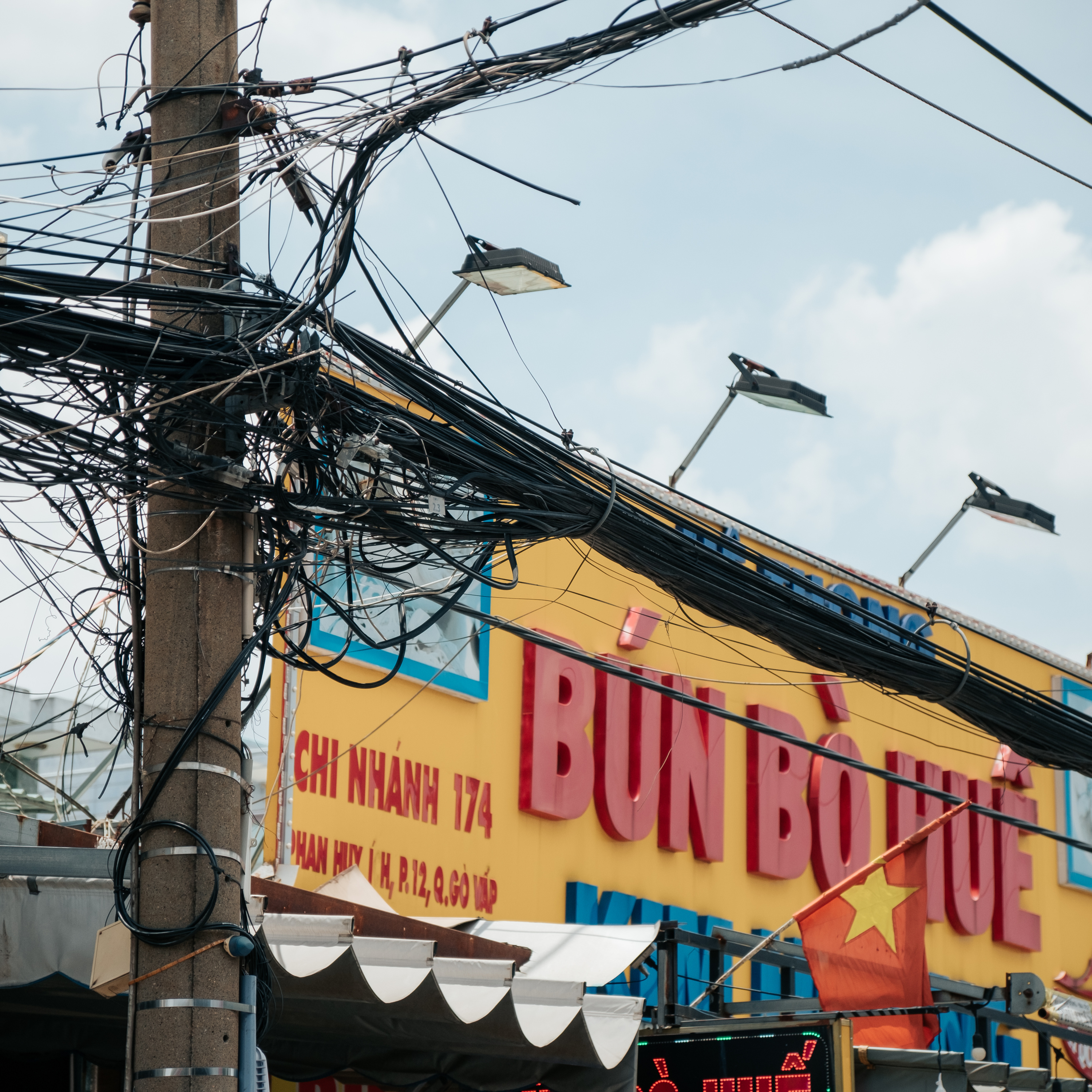 Dây điện chằng chịt như ‘mạng nhện’, ẩn họa lơ lửng trên đầu người.