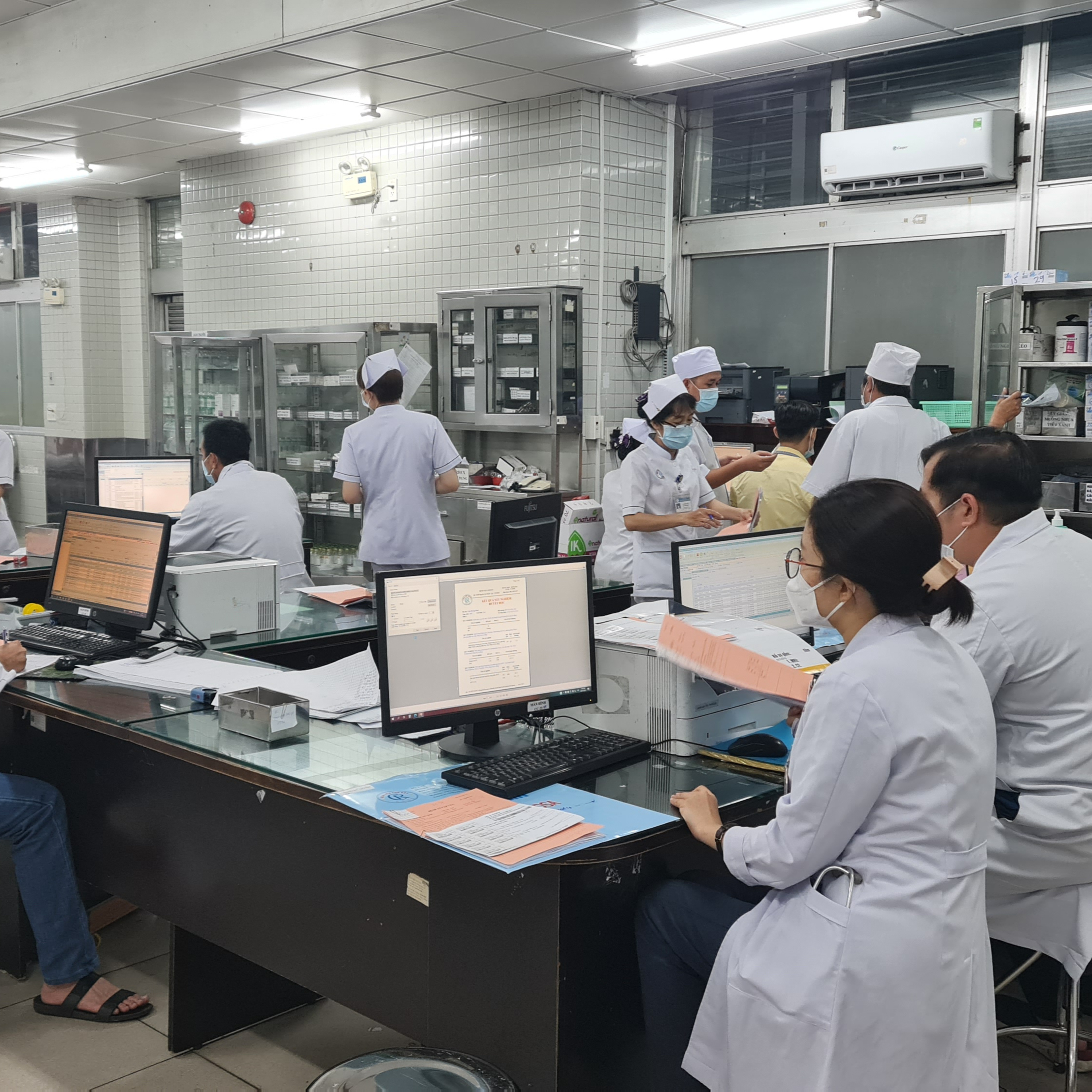 Thị thành ký: TP.HCM trước áp lực bệnh nhân “vượt tuyến” gây thiếu thuốc, vật tư y tế