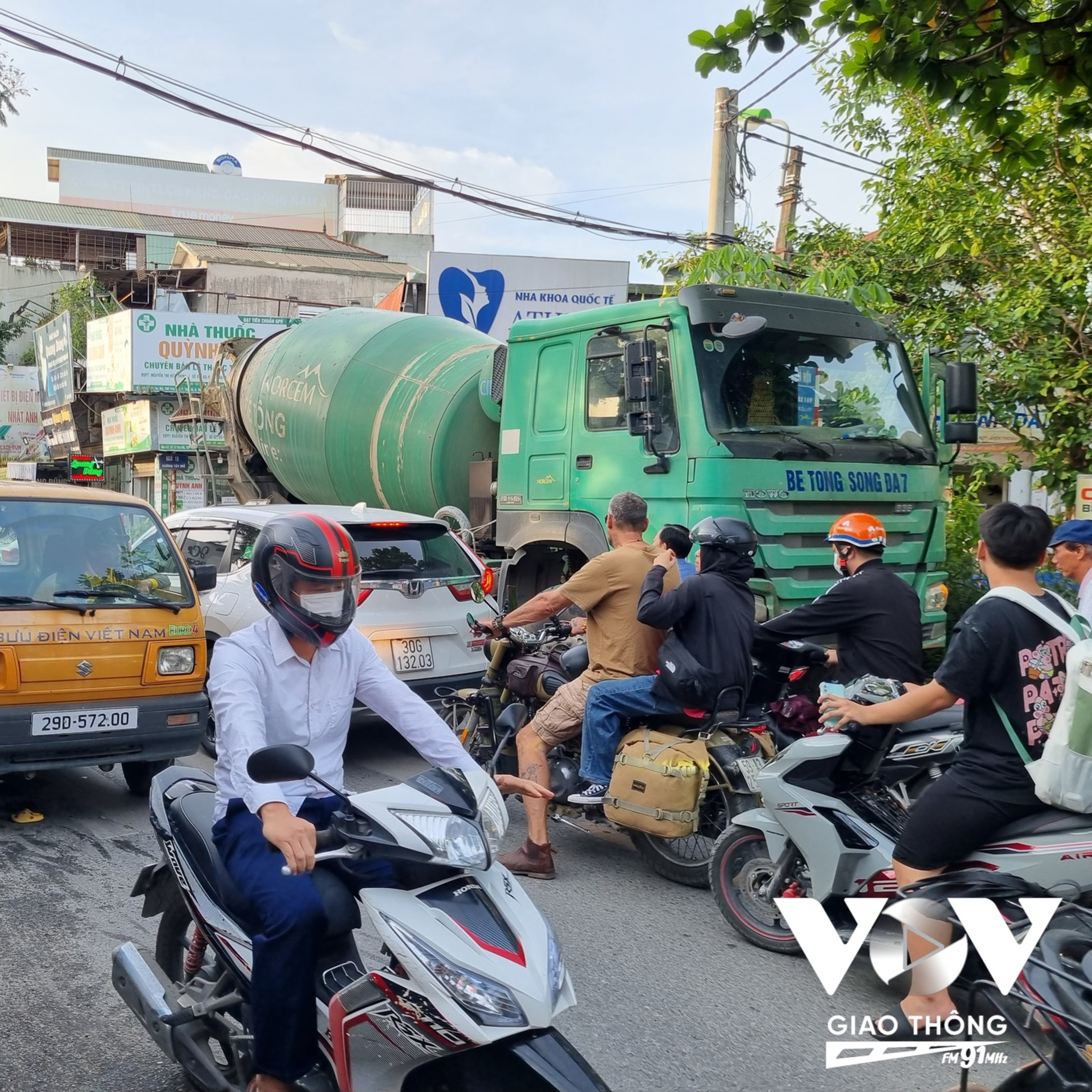 Trò chuyện trên phố: Bực mình vì xe bê tông chắn lối