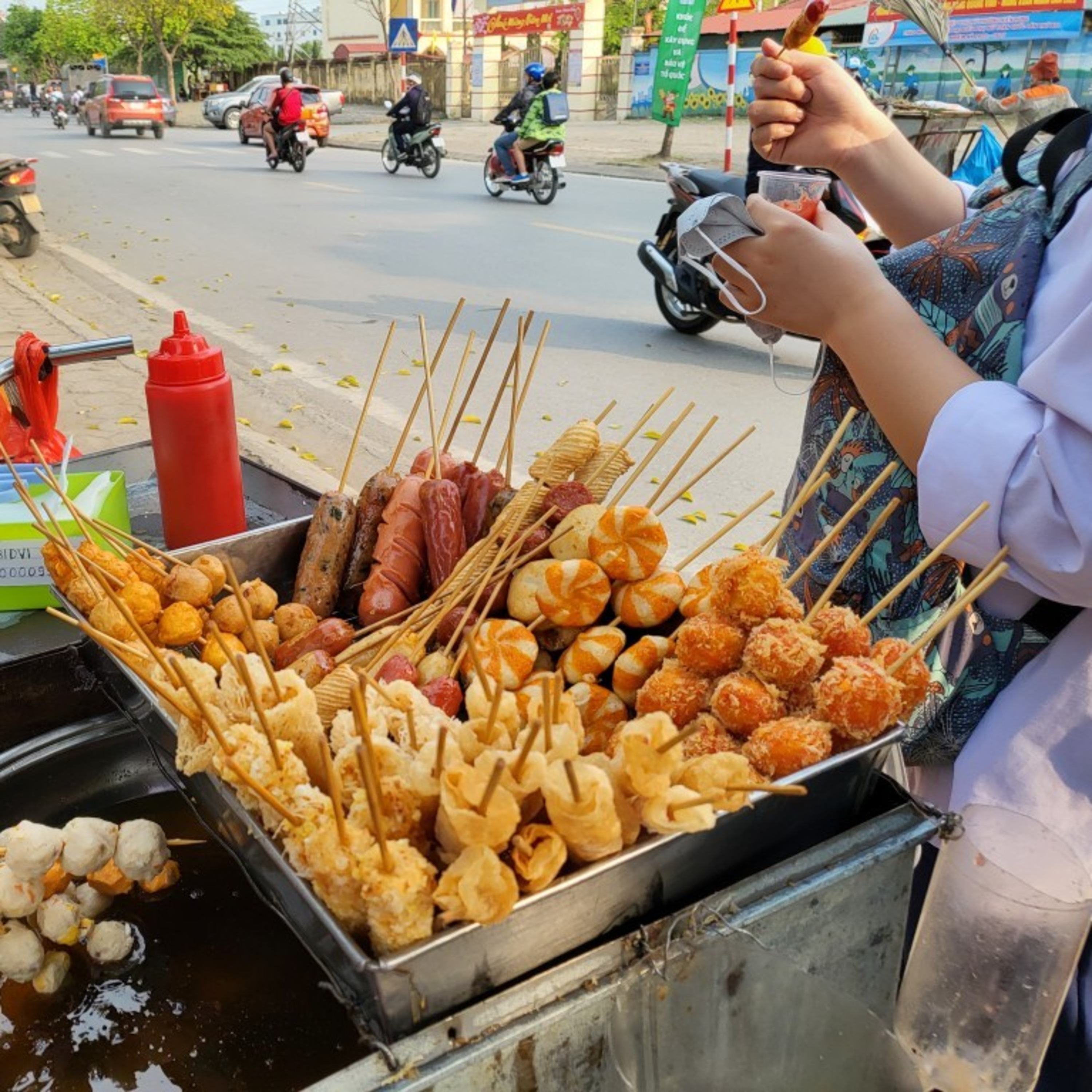 Trò chuyện trên phố: Quà vặt cổng trường, lẽ nào không ai quản?