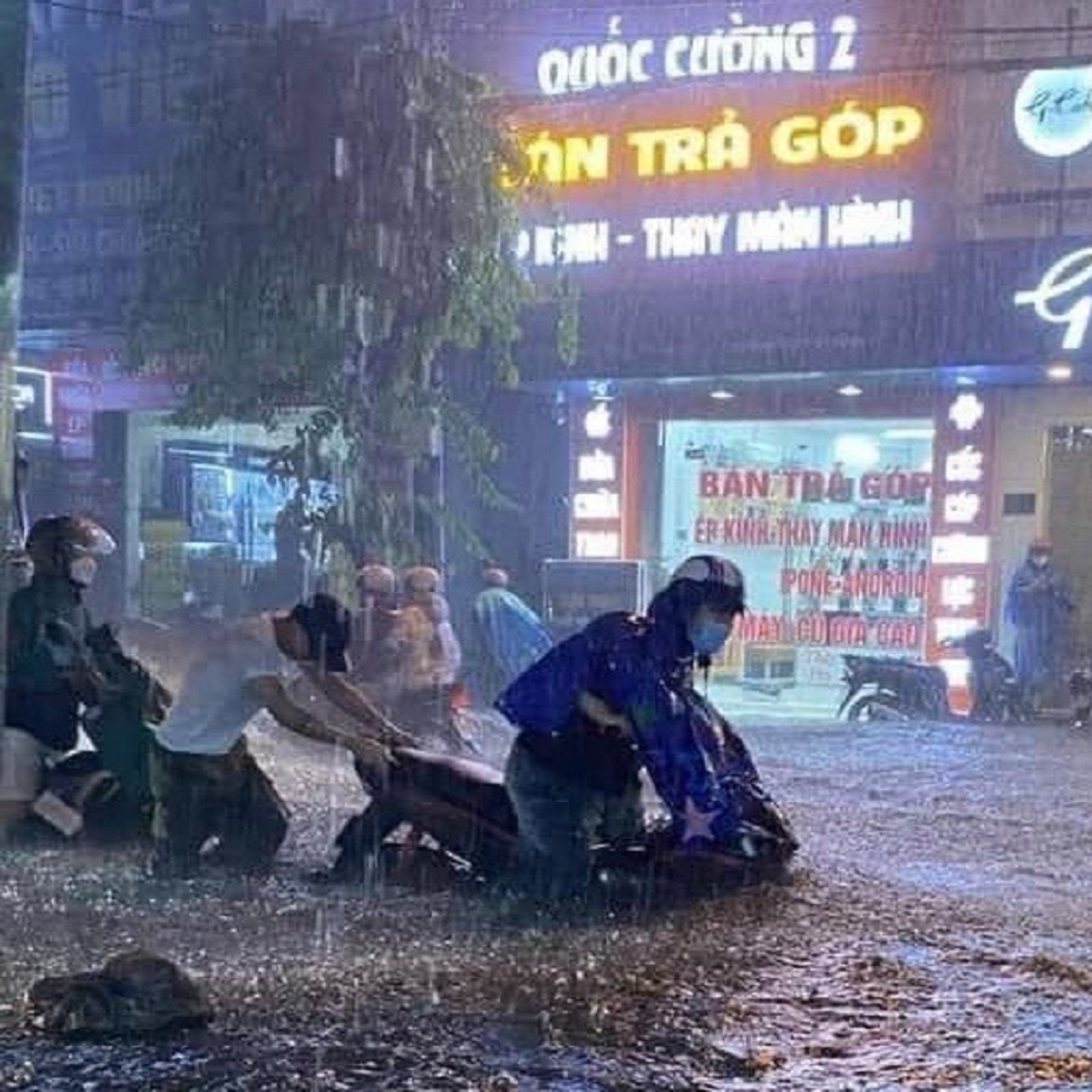 Thị thành ký: “Ngốn” hơn 160 tỷ đồng làm cống hộp chống ngập, đường Nguyễn Văn Quá vẫn… thành sông episode artwork