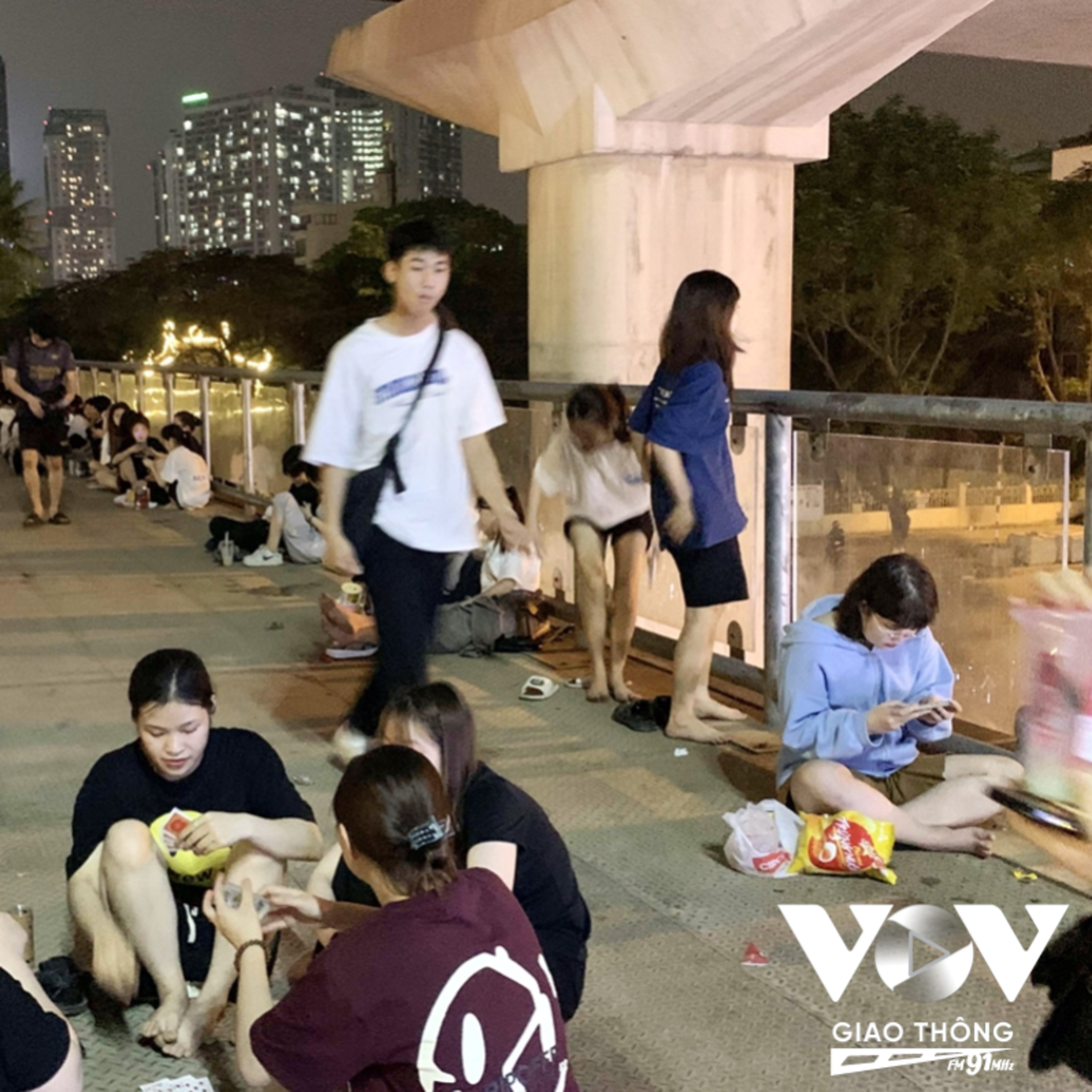 Trò chuyện trên phố: Cầu vượt bộ hành bị biến thành tụ điểm ăn chơi episode artwork