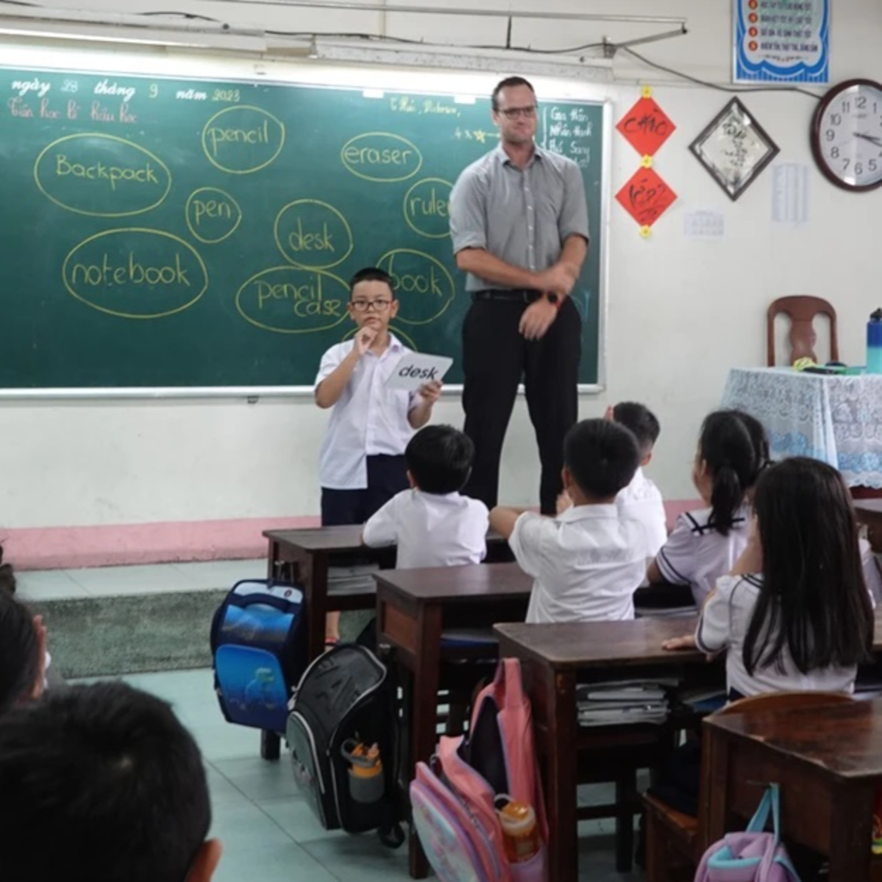 Đối thoại: Dạy và học bằng tiếng nước ngoài trong cơ sở giáo dục - rào cản nào đối với giáo viên? episode artwork