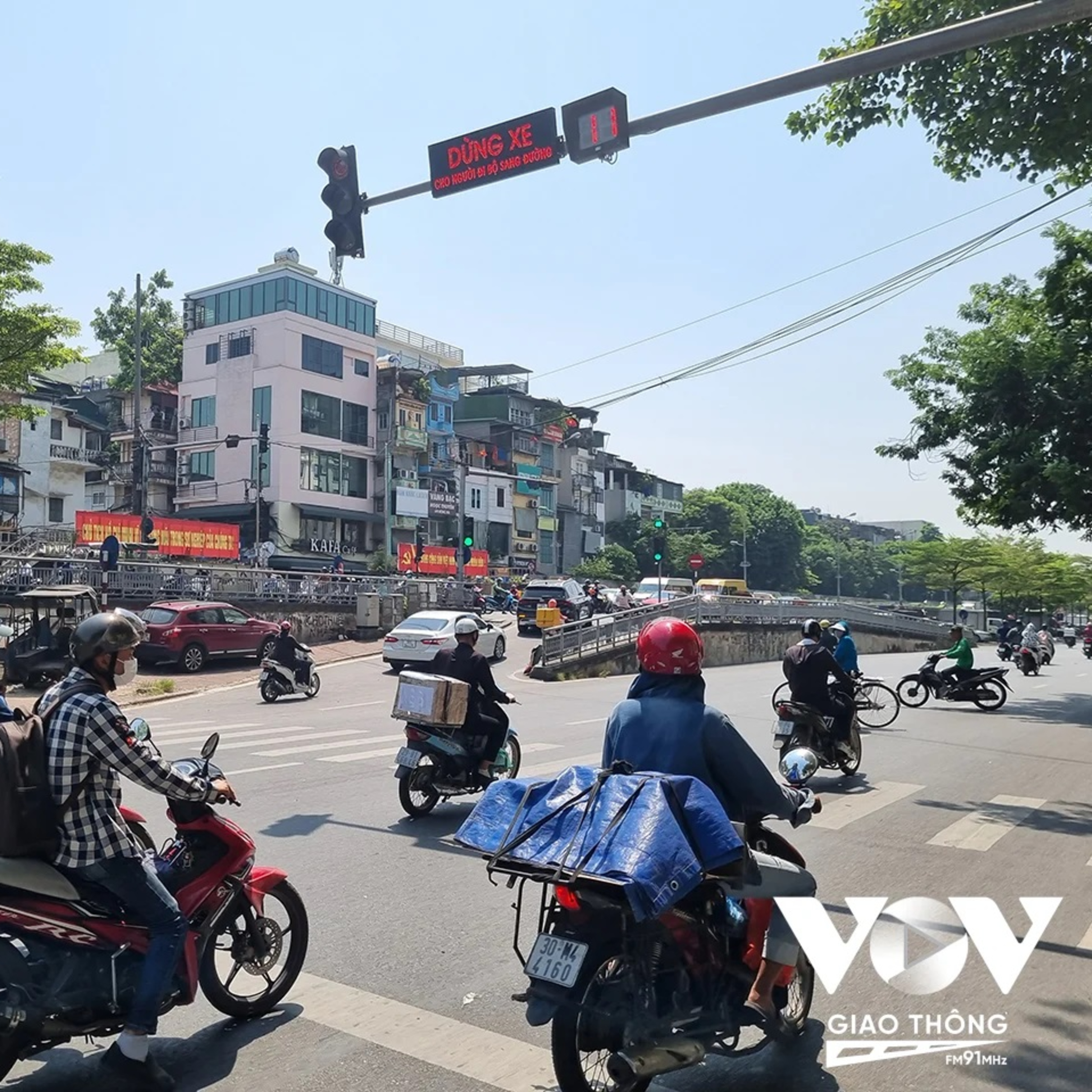 Xe máy vượt đèn đỏ, đi ngược chiều bị phạt tới 6 triệu đồng: Các ngã tư có bớt bát nháo? episode artwork