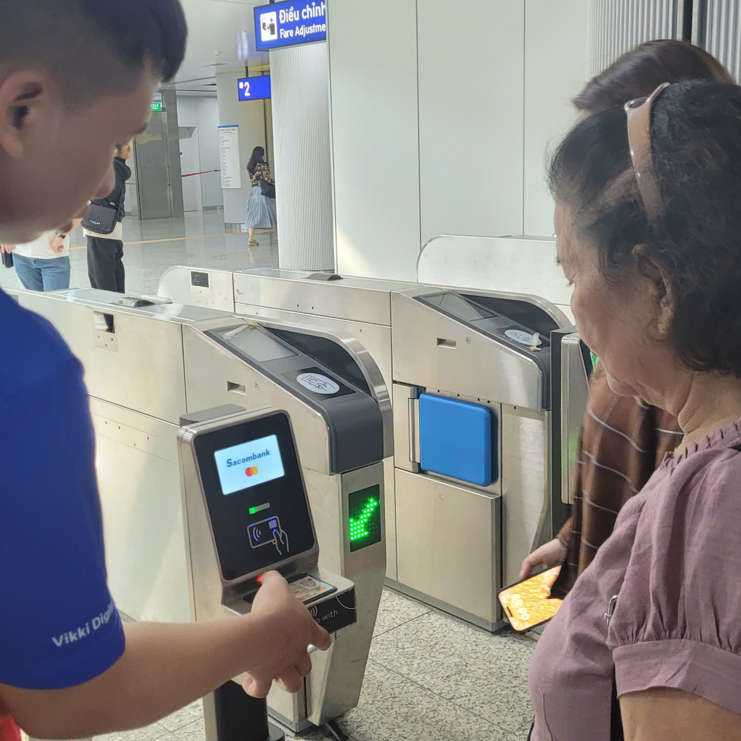 Thị thành ký: Tàu điện và người cao tuổi: Cần "cẩm nang" hướng dẫn