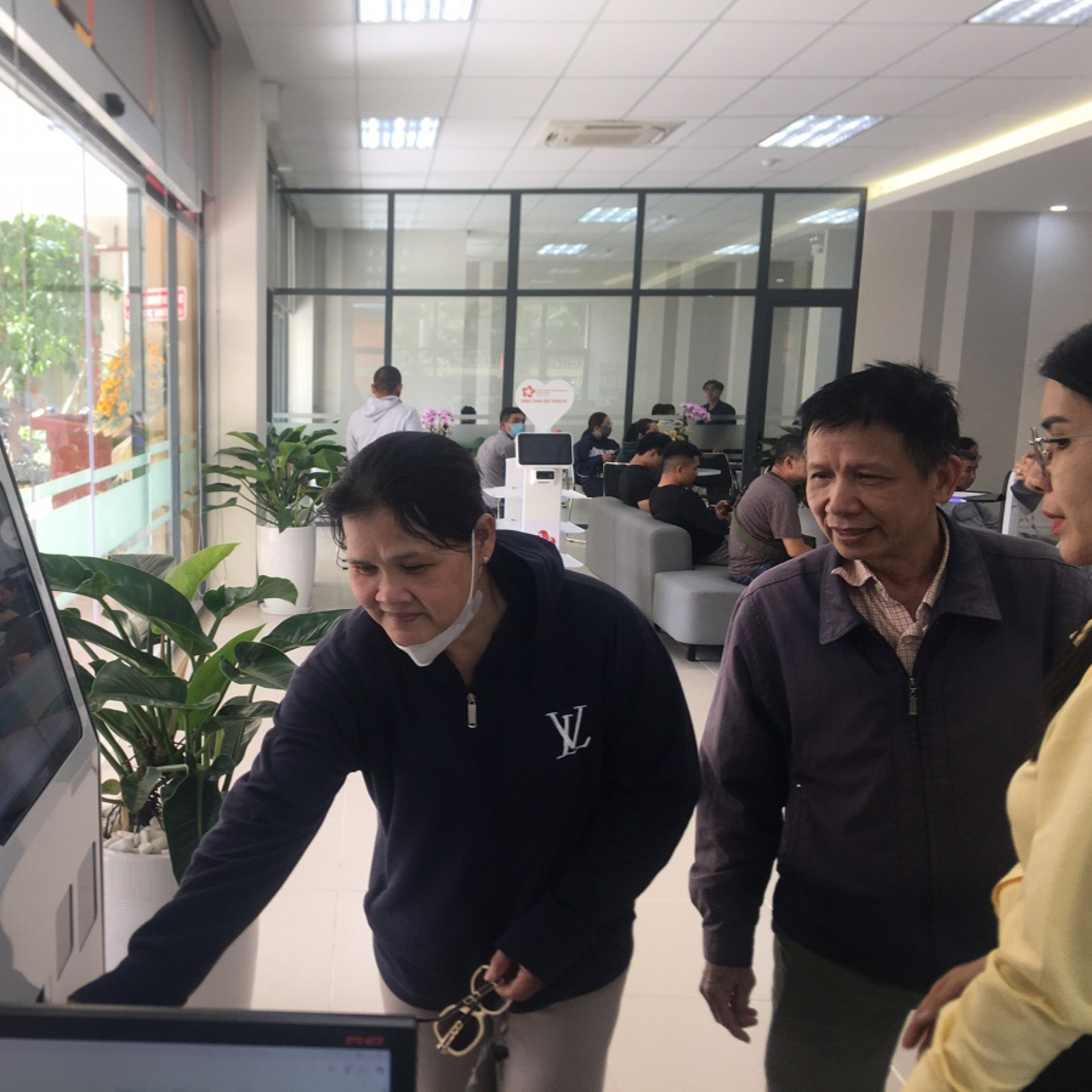 Thị thành ký: Người dân được robot phục vụ khi đến làm thủ tục hành chính