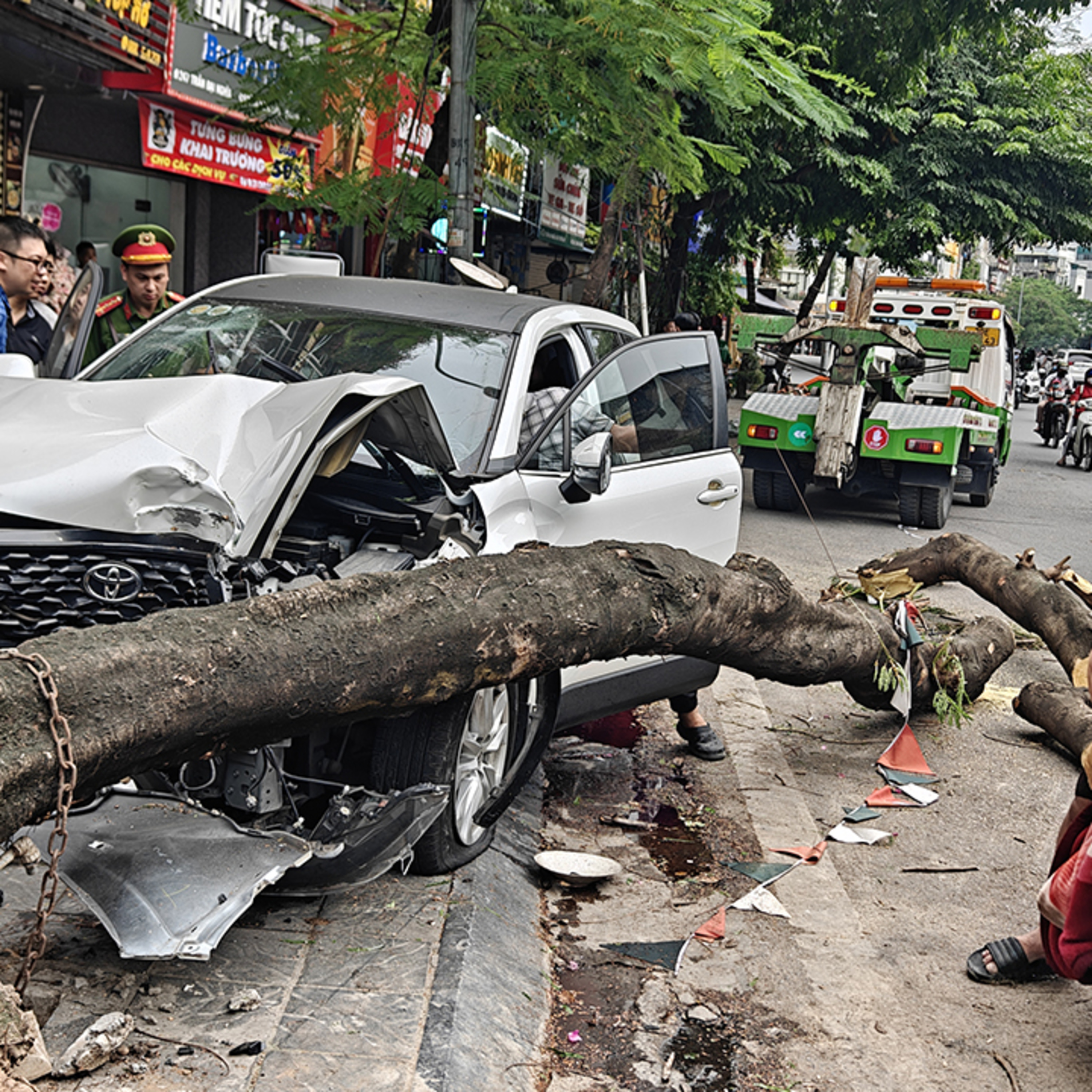 Thị thành ký: “Xe điên” đâm hàng loạt xe máy: Lại nóng chuyện tâm lý, trình độ người cầm vô lăng