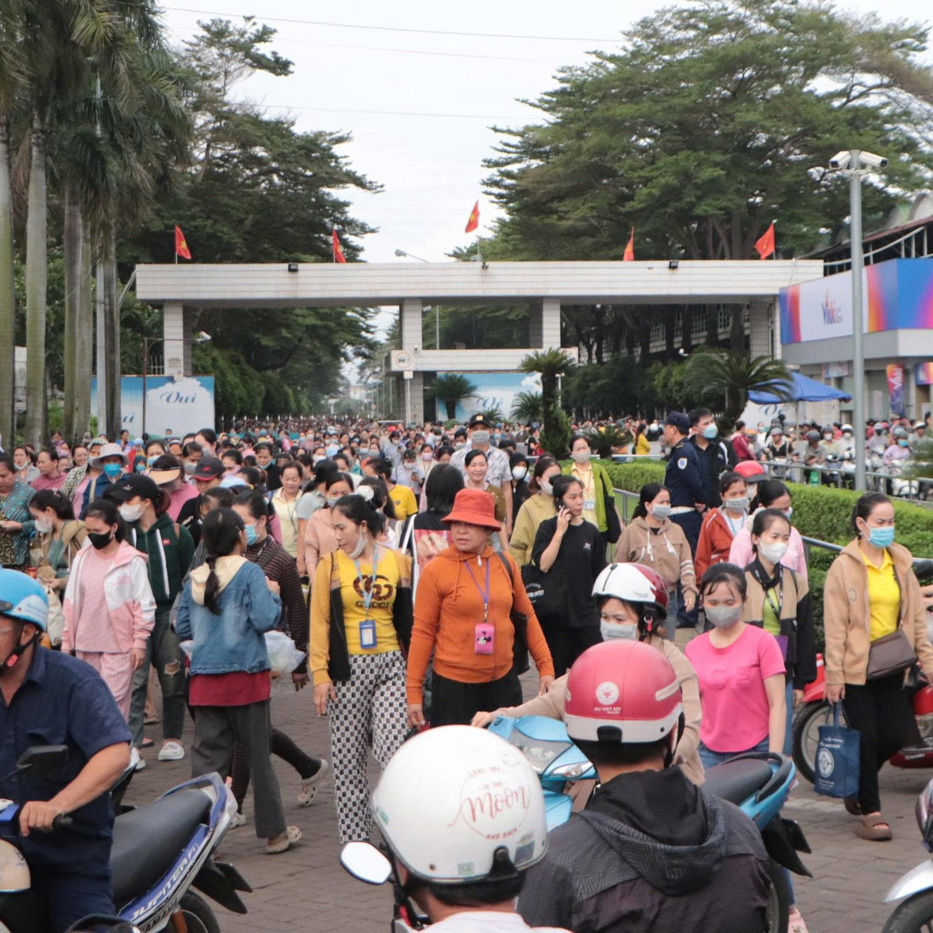 Thị thành ký: Tăng lương không kịp giá thuê trọ, công nhân âm thầm rời thành phố