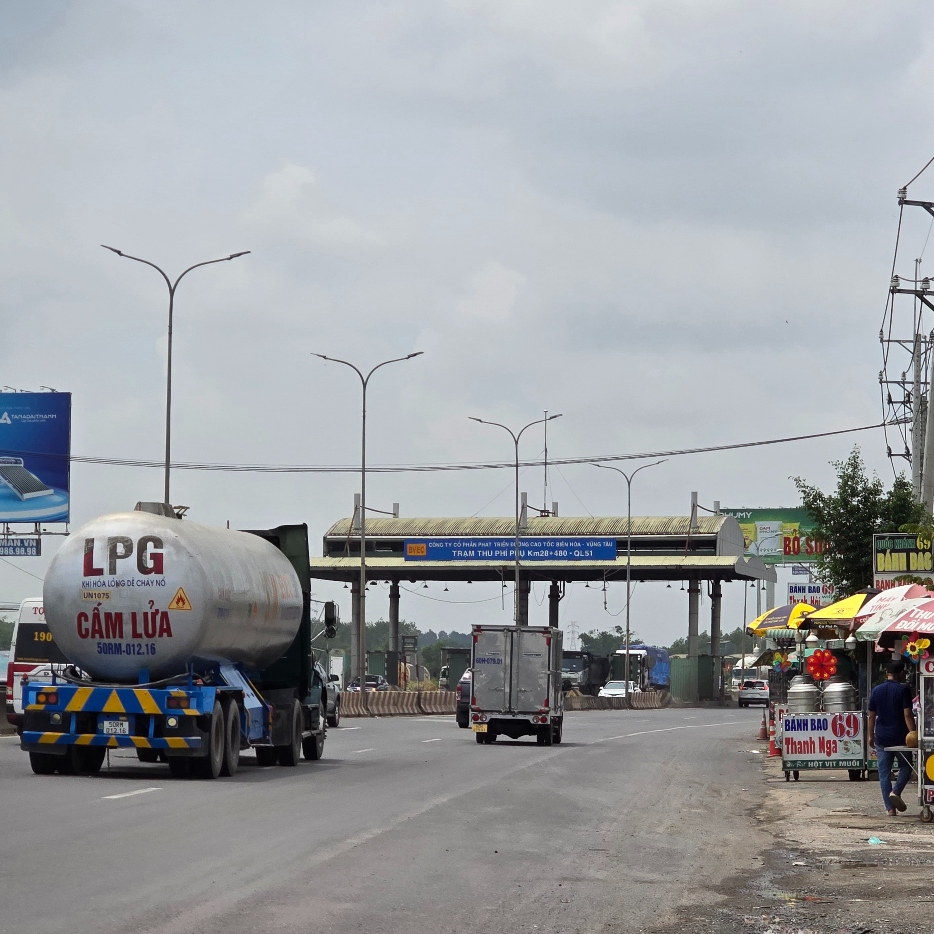 Thị thành ký: Trạm thu phí không hoạt động nhiều năm gây cản trở mất an toàn giao thông