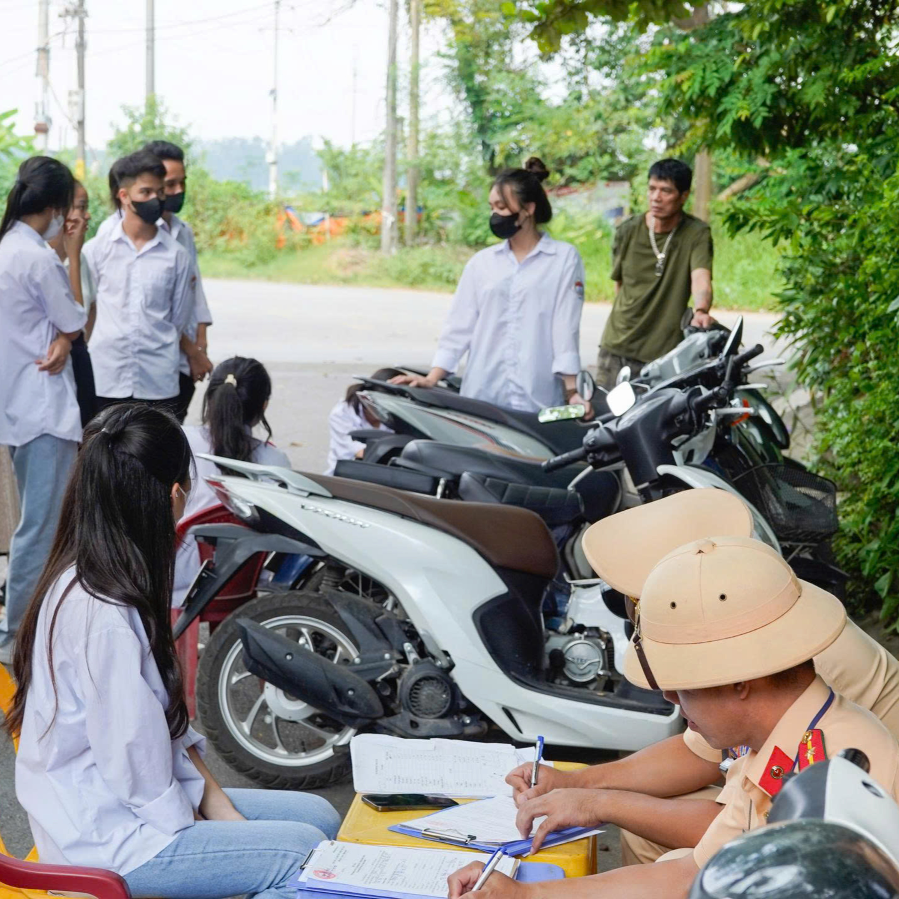 Thị thành ký: Cảnh sát hóa trang ghi hình học sinh vi phạm giao thông episode artwork