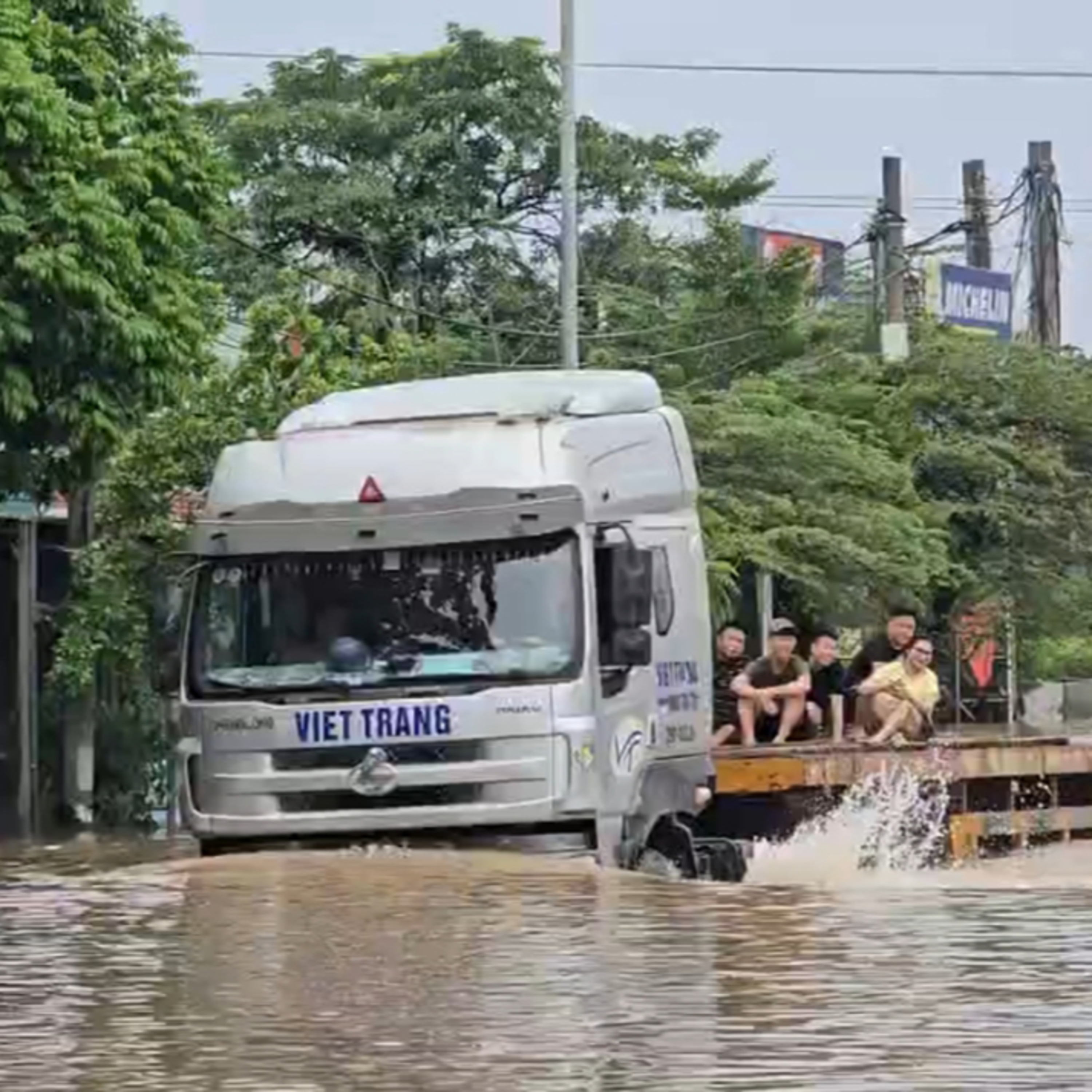 Thị thành ký: Dịch vụ bảo dưỡng, cứu hộ “cháy máy” cuộc gọi sau trận mưa lịch sử 30/9 episode artwork
