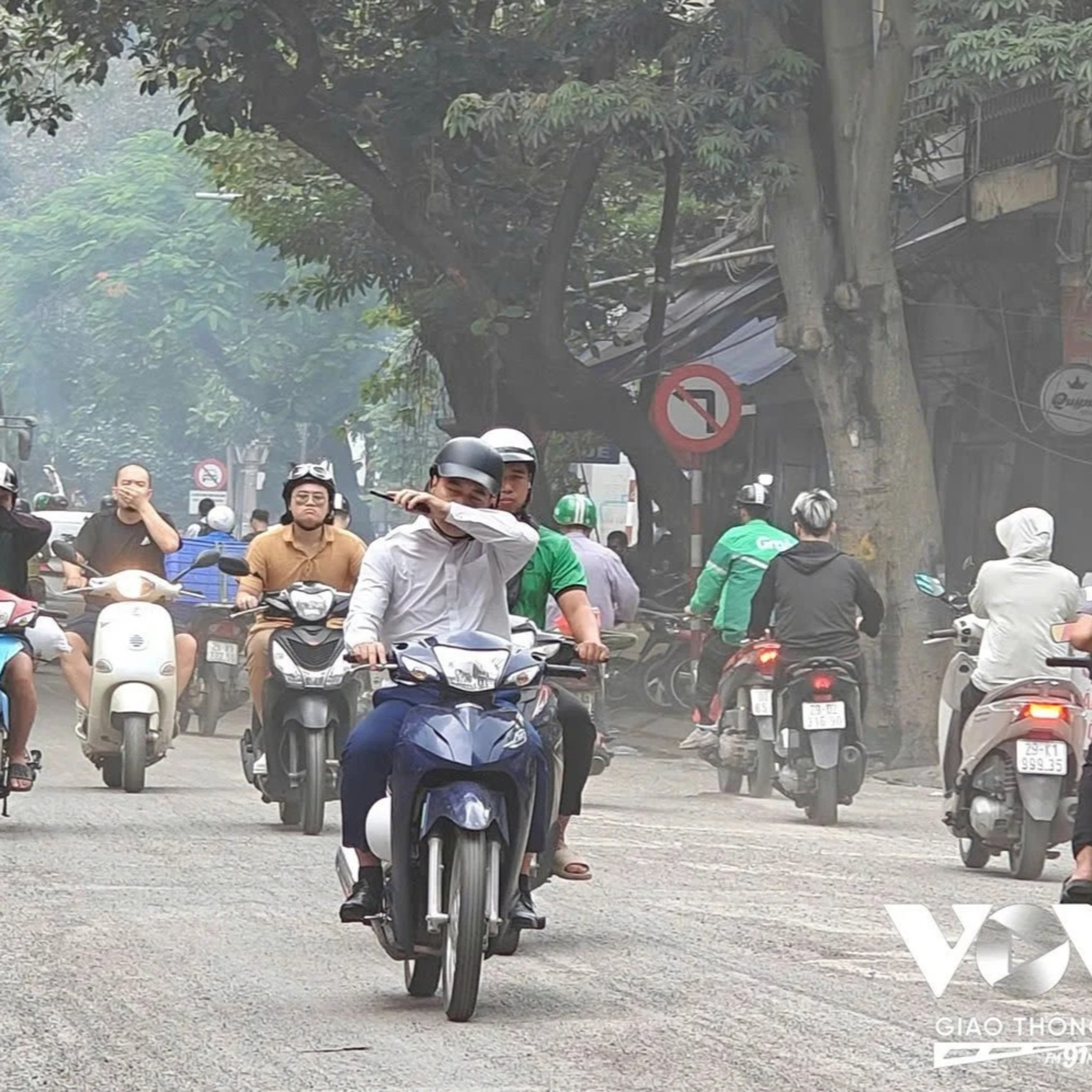 Đối thoại: Làm gì với hàng chục triệu xe máy xăng khi chuyển đổi xanh?