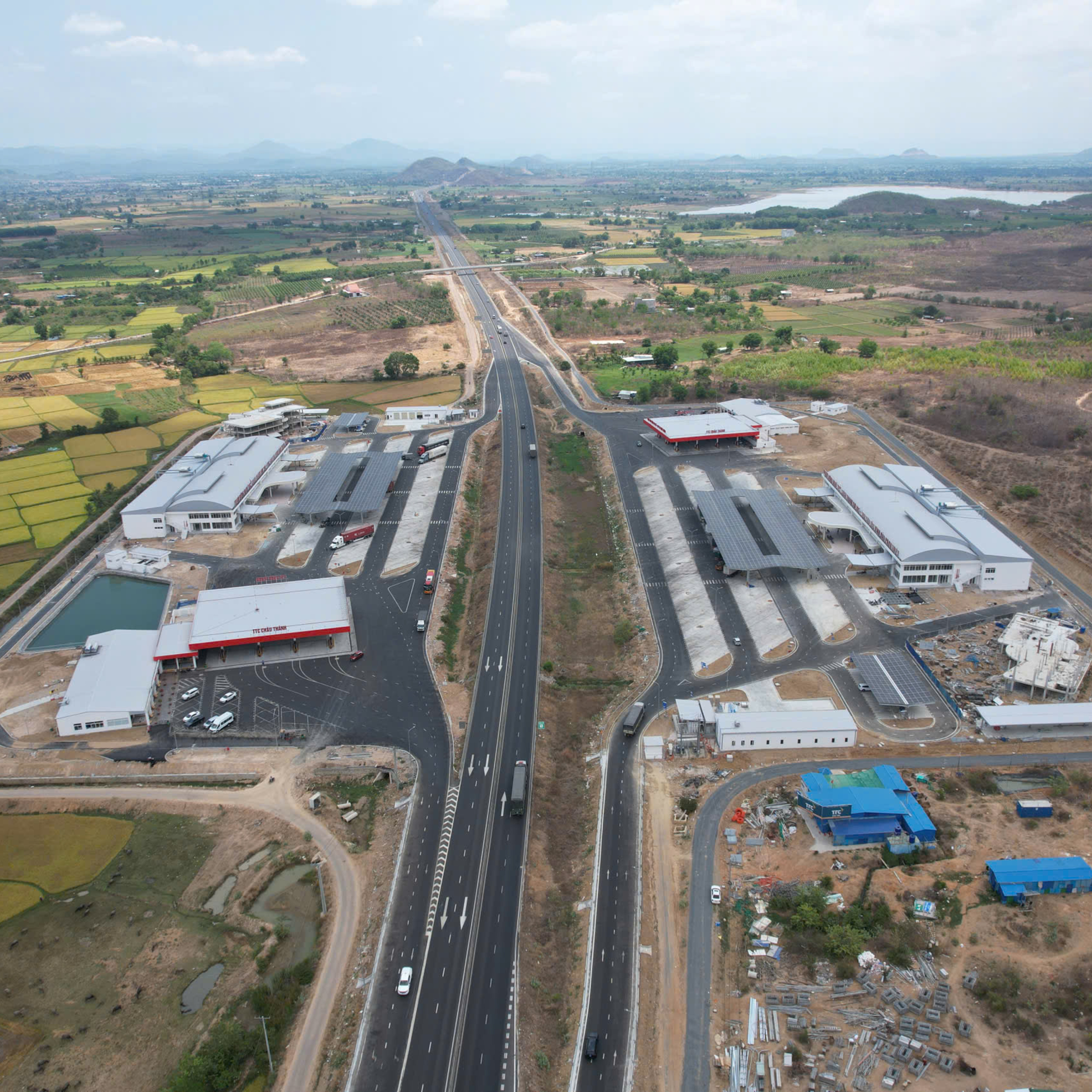 Đối thoại: 21 trạm dừng nghỉ cao tốc Bắc – Nam: Bao giờ đồng bộ trạm sạc xe điện?