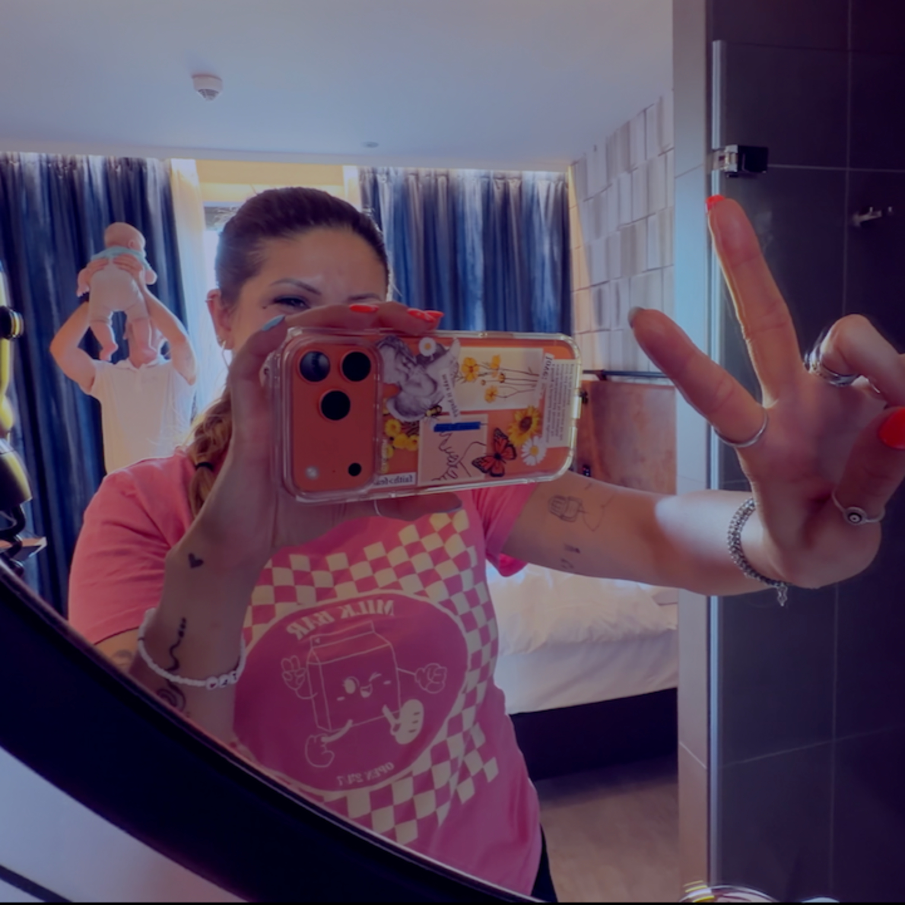 ASMR Hotel Room Tour mit viel Tapping