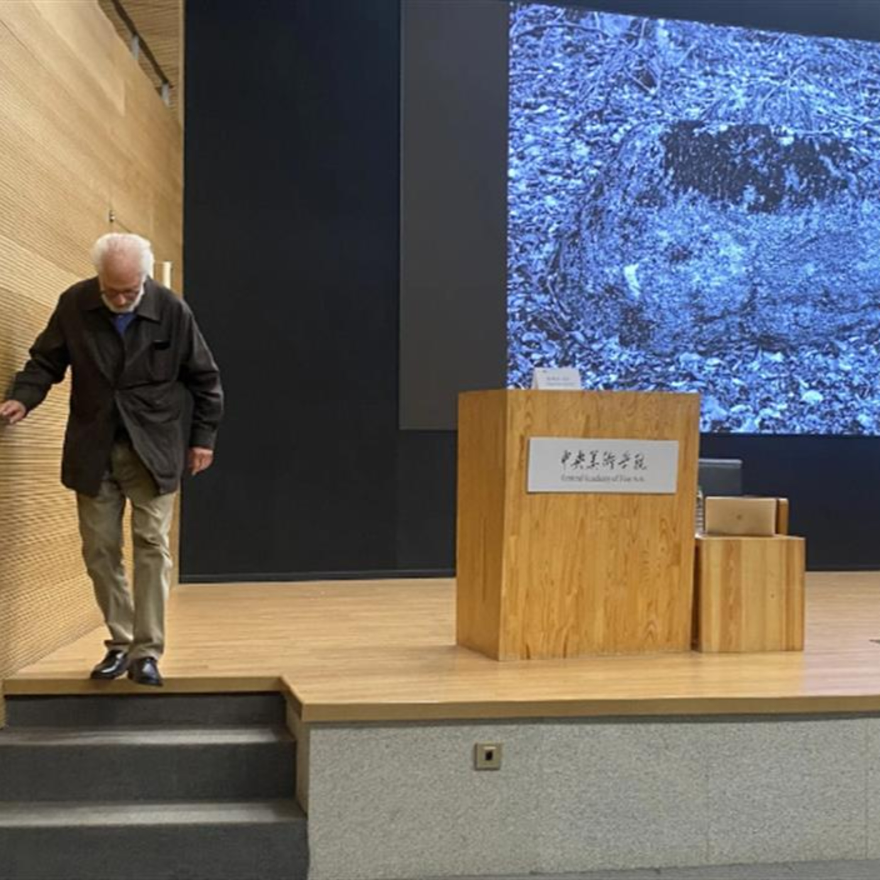 Stephen Shore deixa palco em palestra na China (e o que isso nos diz sobre nossas vidas "online") episode artwork