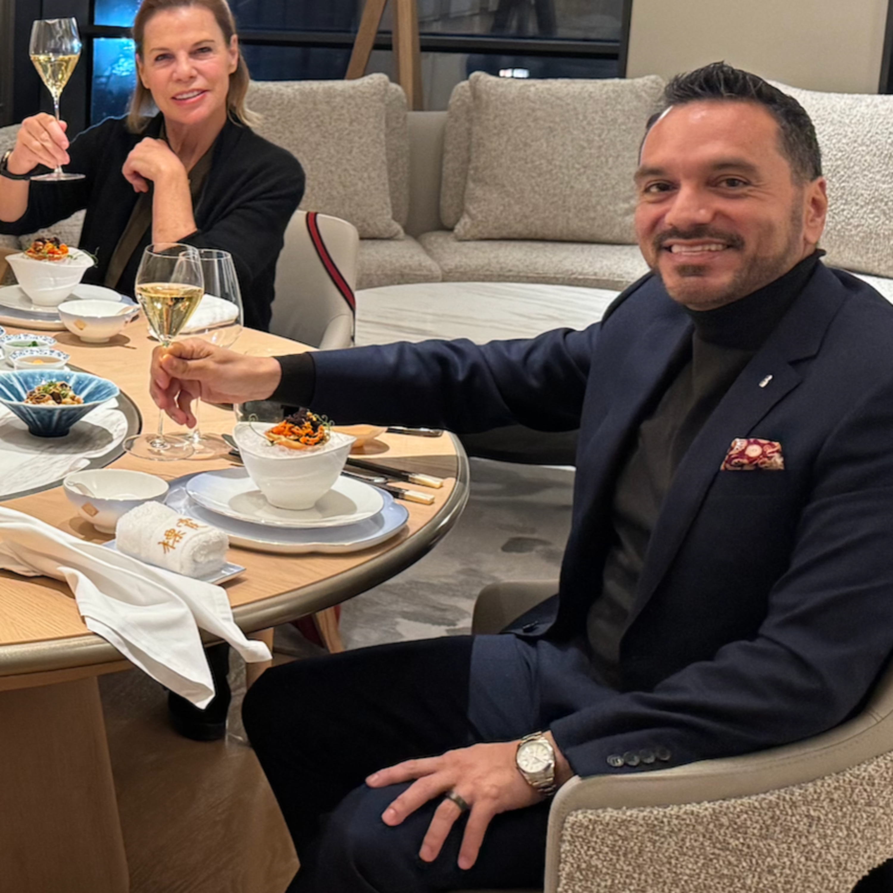 ¿Es posible exportar la calidez mexicana a la rigurosa hotelería de lujo en Asia? Desde China Vino, Viajes y otros placeres. Entrevista Alfonso Orona Con Deby, Alexis y Melanie Beard episode artwork