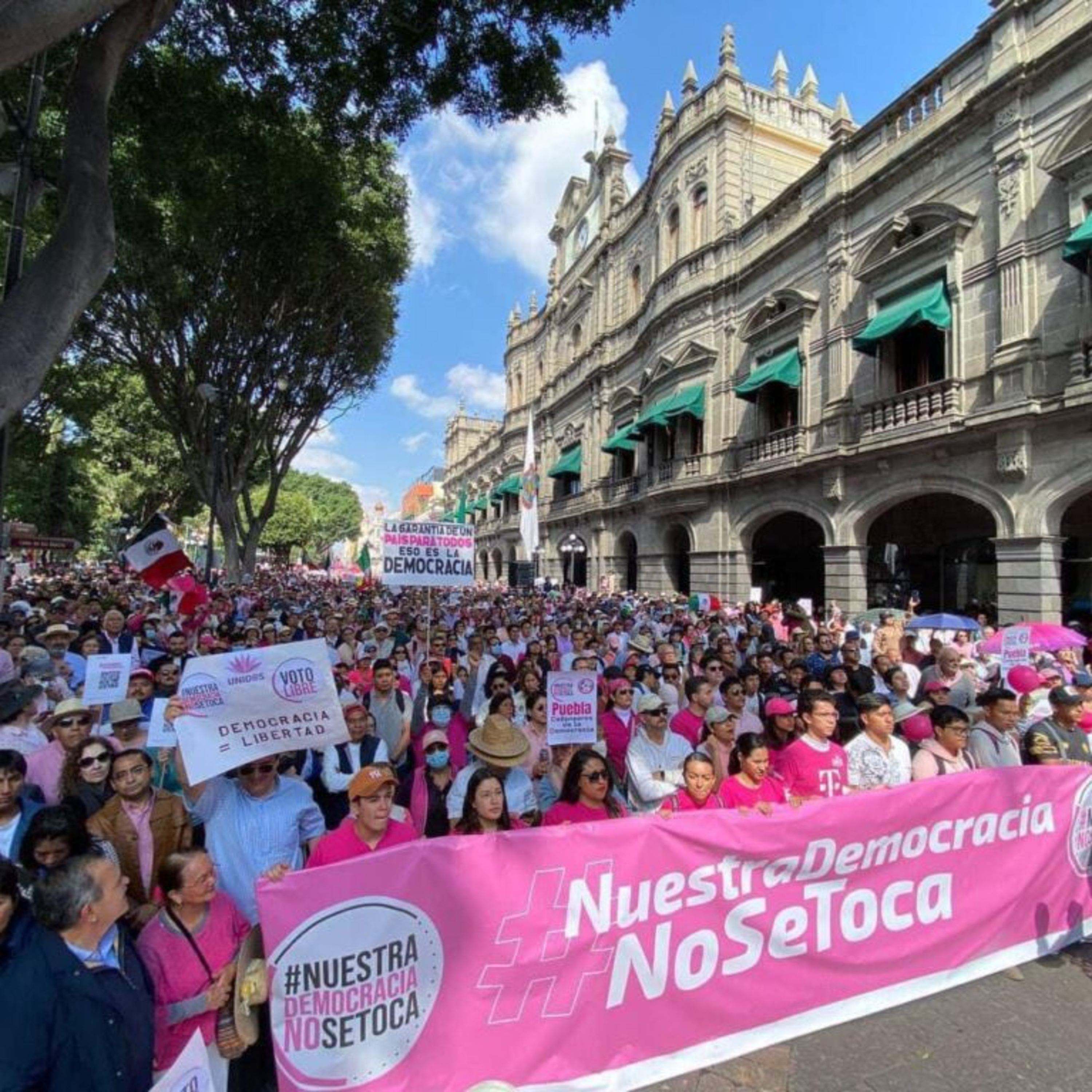 Marcha por la Democracia en Puebla | Obstáculos en Tlaxcala por visita de AMLO | #ElINEnosetoca episode artwork