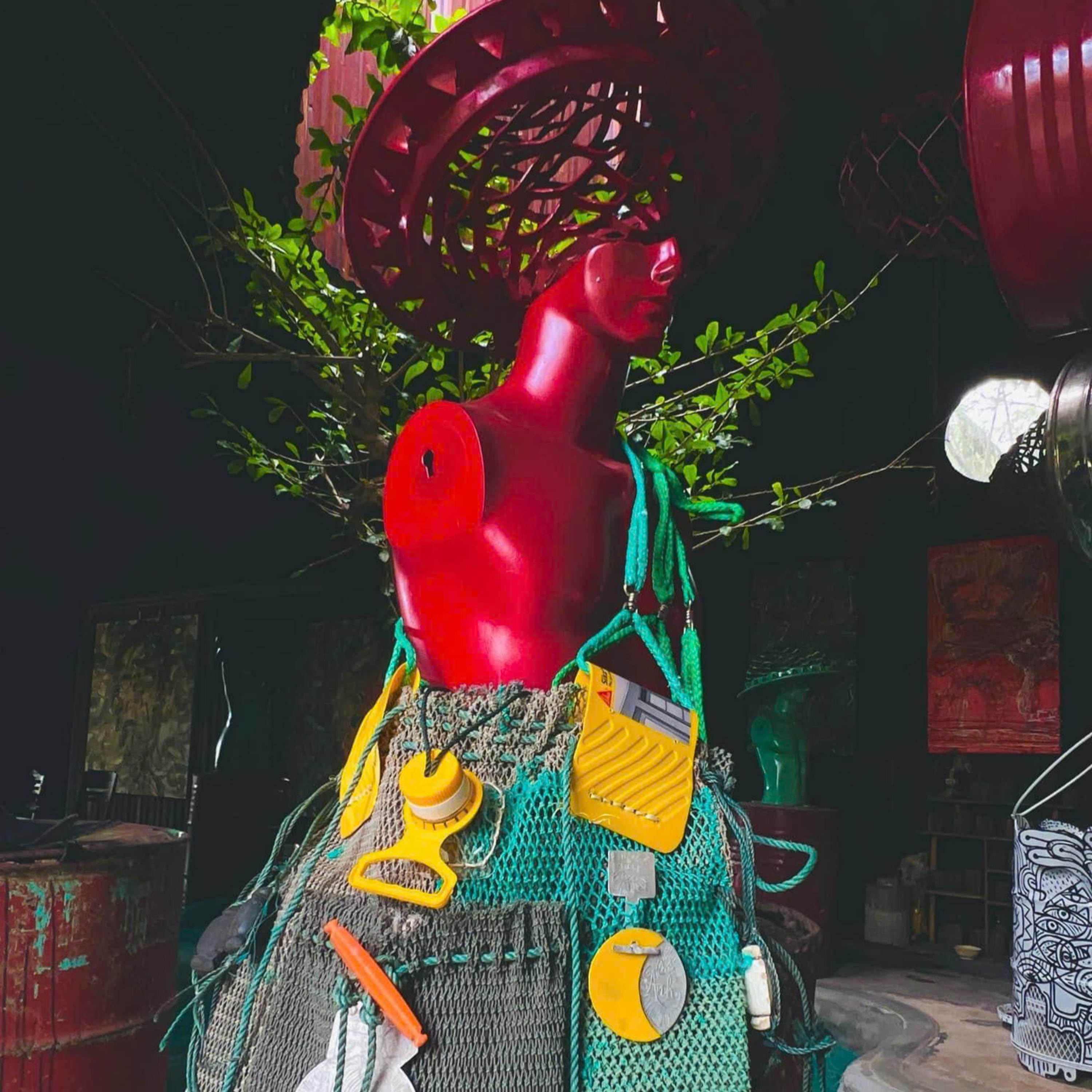 Họa sĩ "vẽ" thêm vòng đời cho rác thải  episode artwork