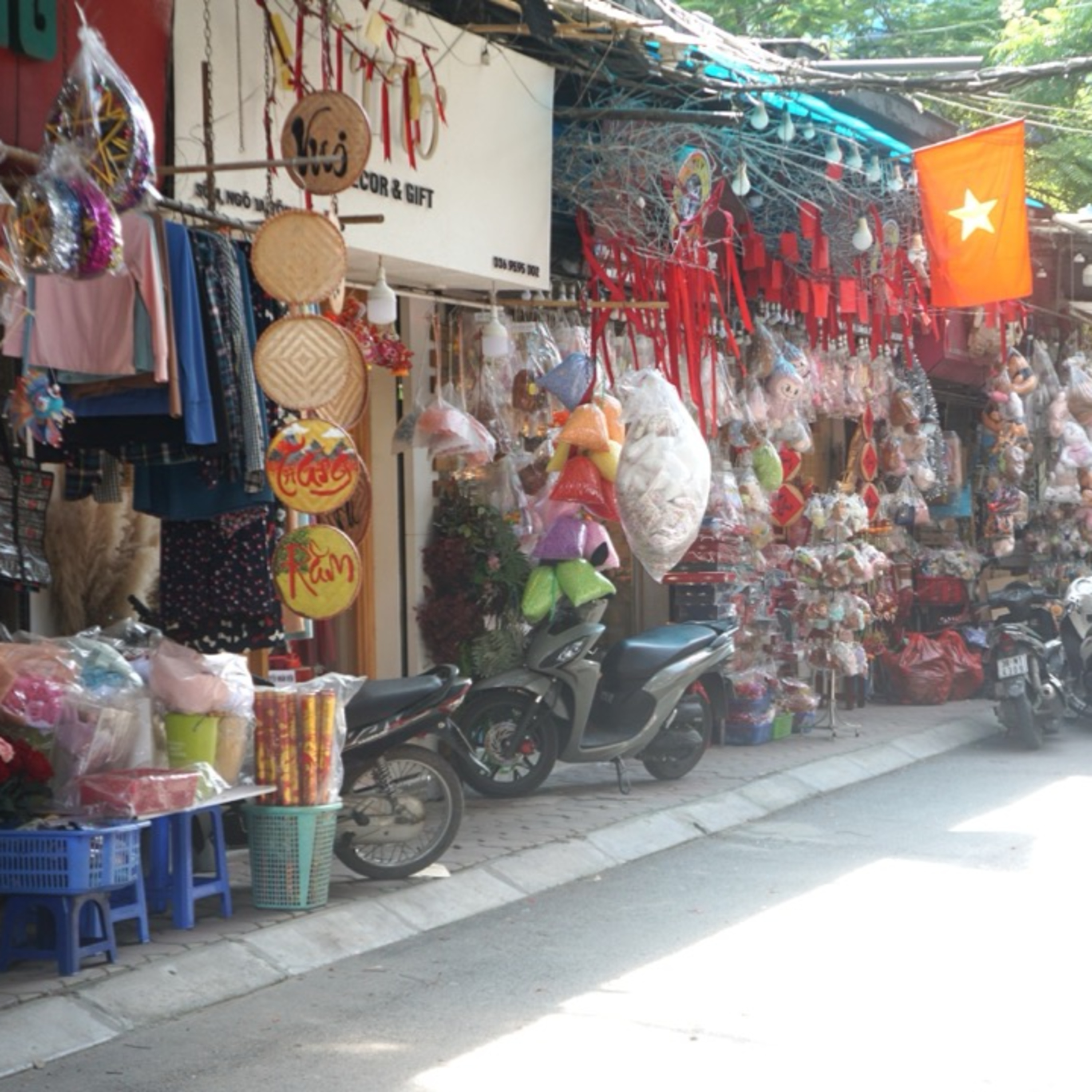 Bộ hành qua phố: “Thiên đường” đồ lưu niệm episode artwork