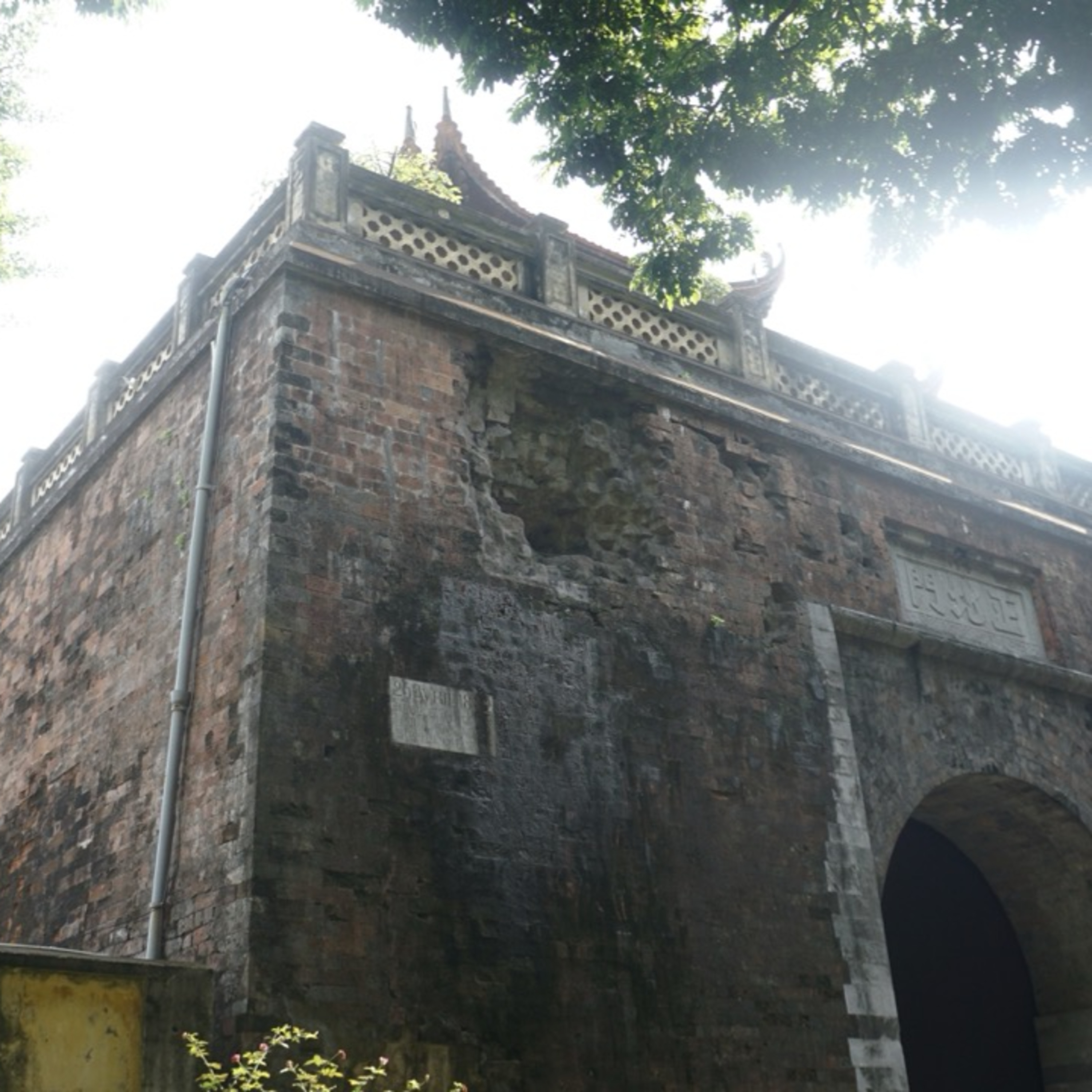 Bộ hành qua phố: Vết đạn ở cổng thành episode artwork