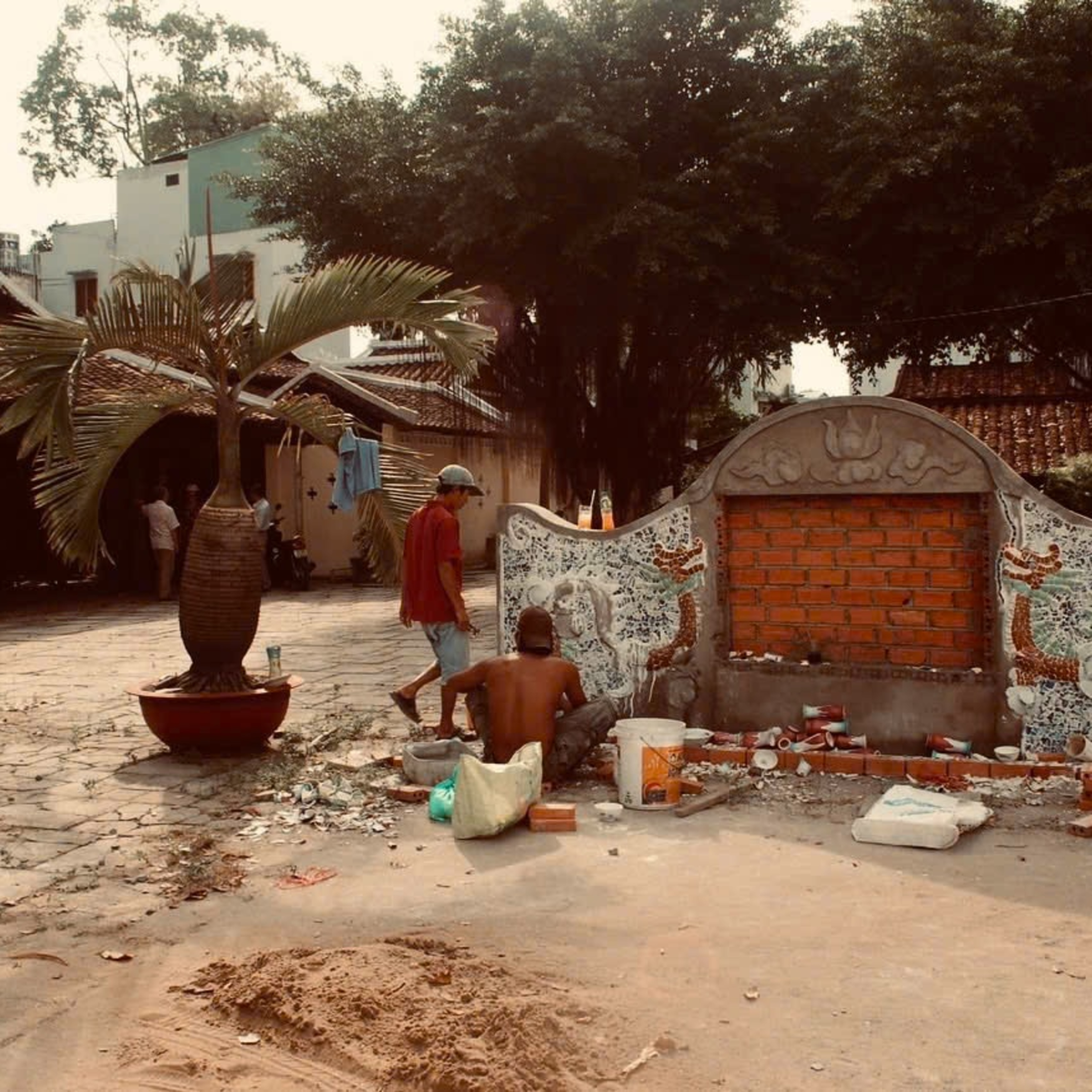 Sài Gòn sống và yêu: Nghệ nhân Chế Thanh Tiến, 3 thập kỉ ghi dấu cùng những bức phù điêu episode artwork