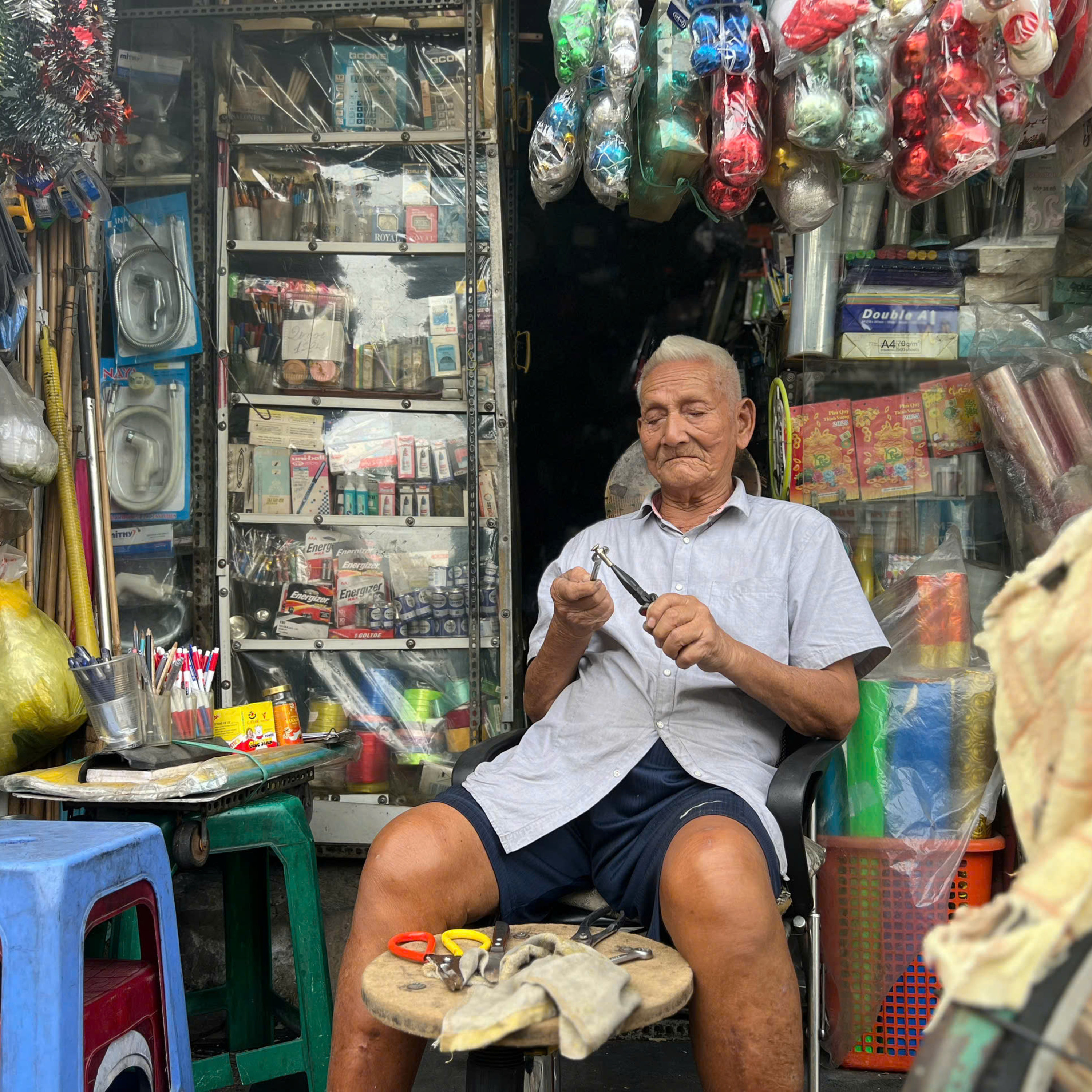 Sài Gòn sống và yêu: Tiệm văn phòng phẩm nửa thế kỷ của cụ ông ngót nghét trăm tuổi episode artwork