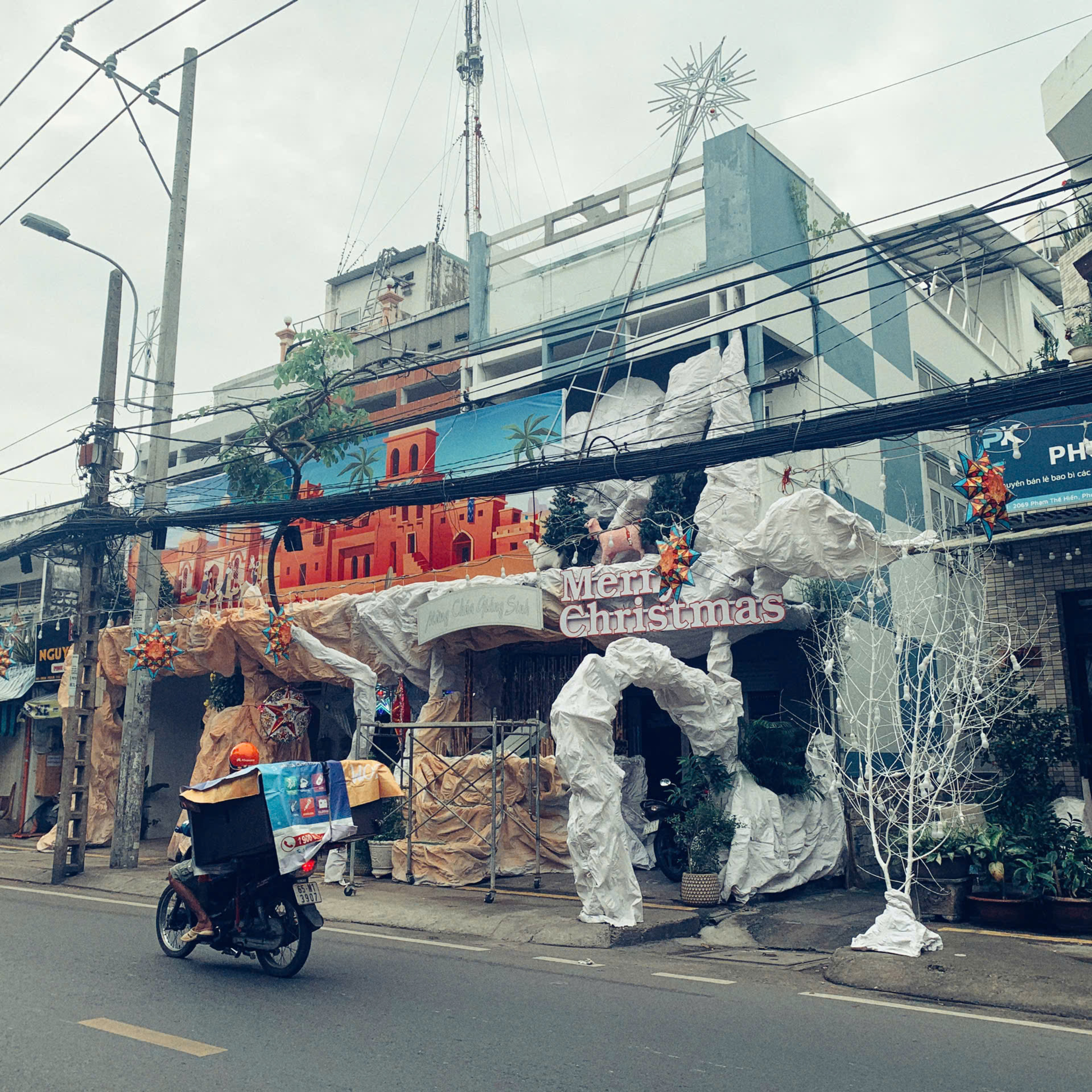 Sài Gòn sống và yêu: Về xóm đạo quận 8 nghe chuyện tháng năm! episode artwork