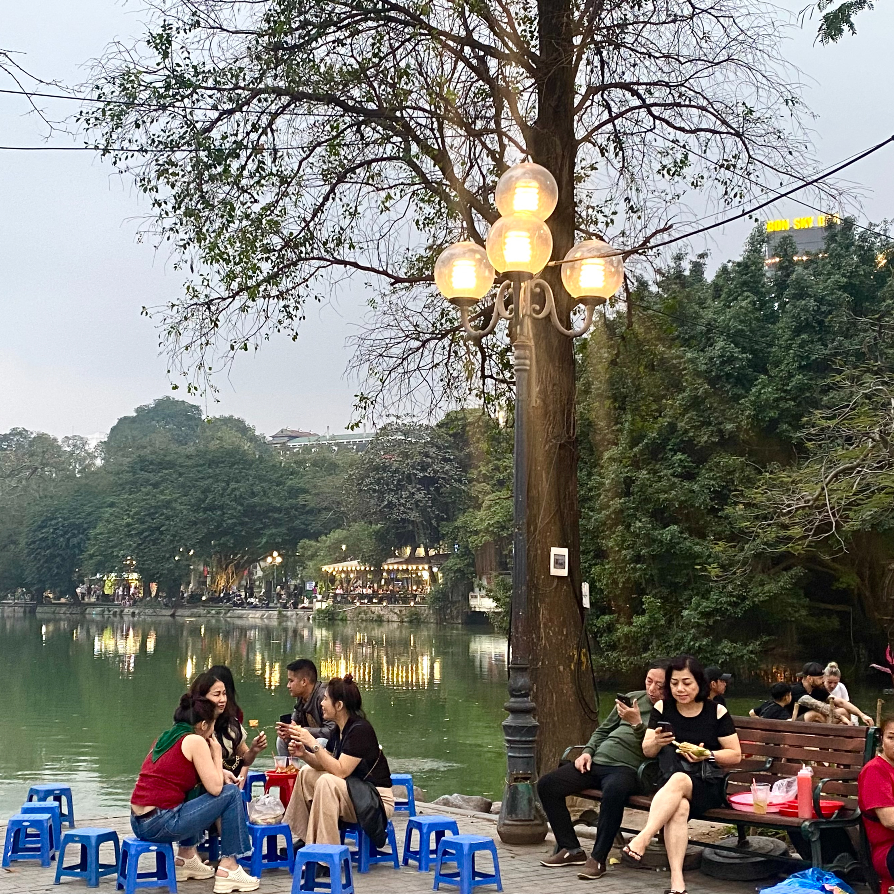 Bộ hành qua phố: Những cột đèn điện đầu tiên ở bờ Hồ episode artwork