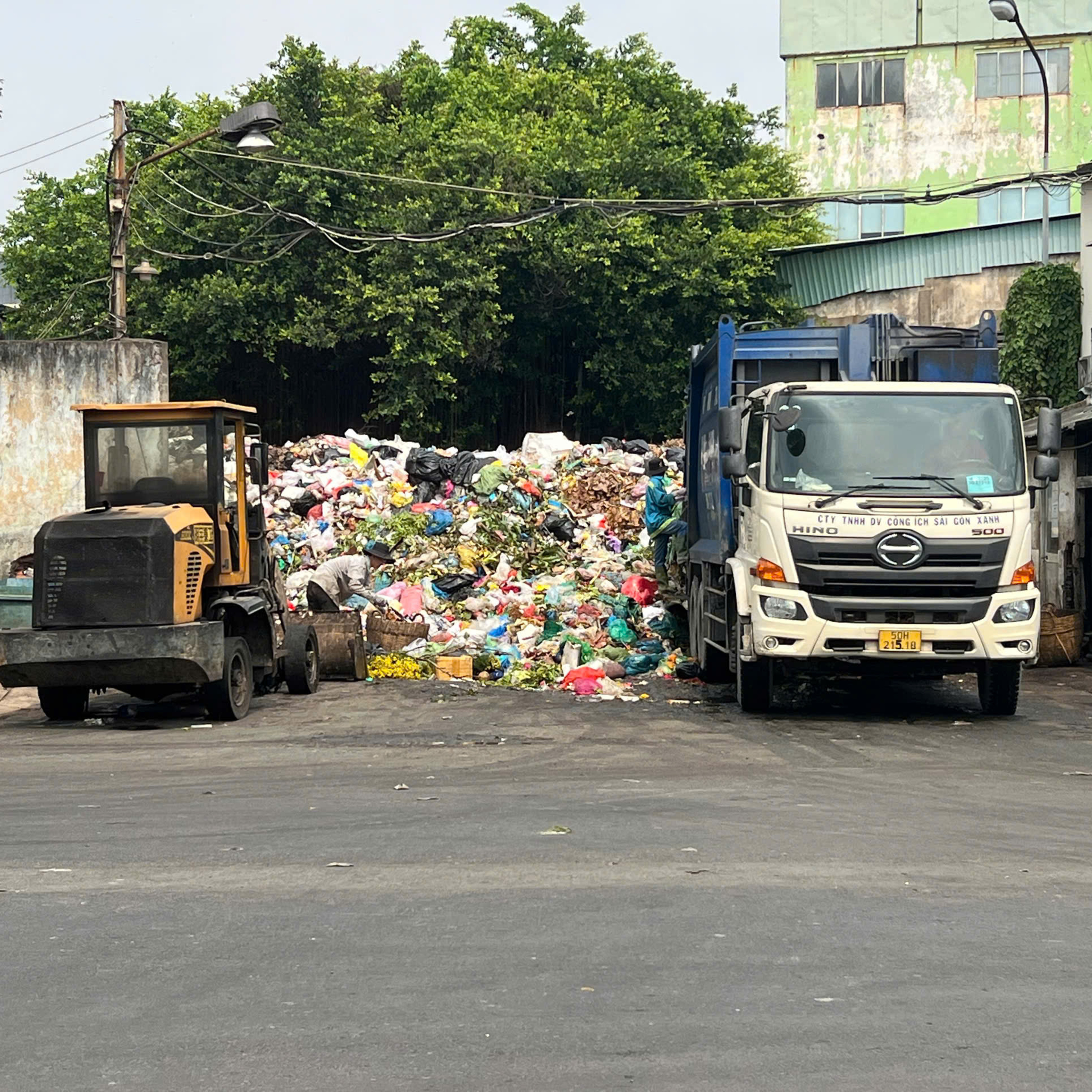 Trạm trung chuyển rác giữa khu dân cư: Mùi hôi, nước rỉ rác và nỗi lo của cư dân đô thị episode artwork