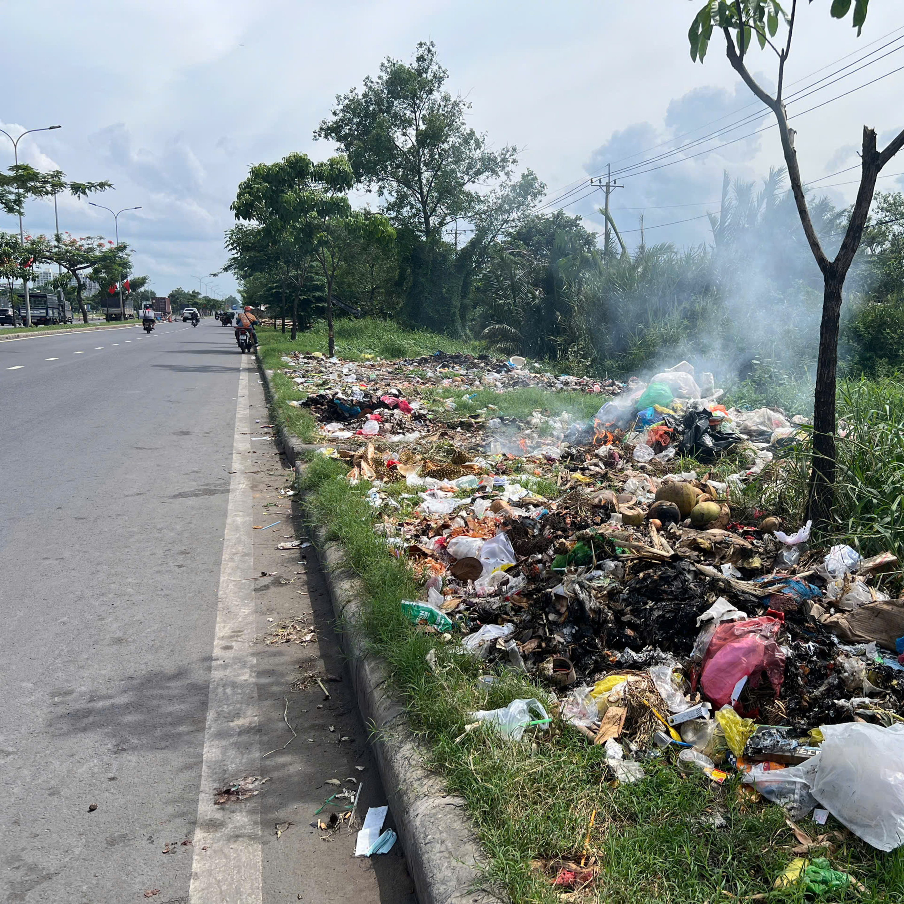 Bãi rác cháy âm ỉ bên đại lộ triệu xe: Ô nhiễm, mất an toàn giao thông và buông lỏng quản lý episode artwork
