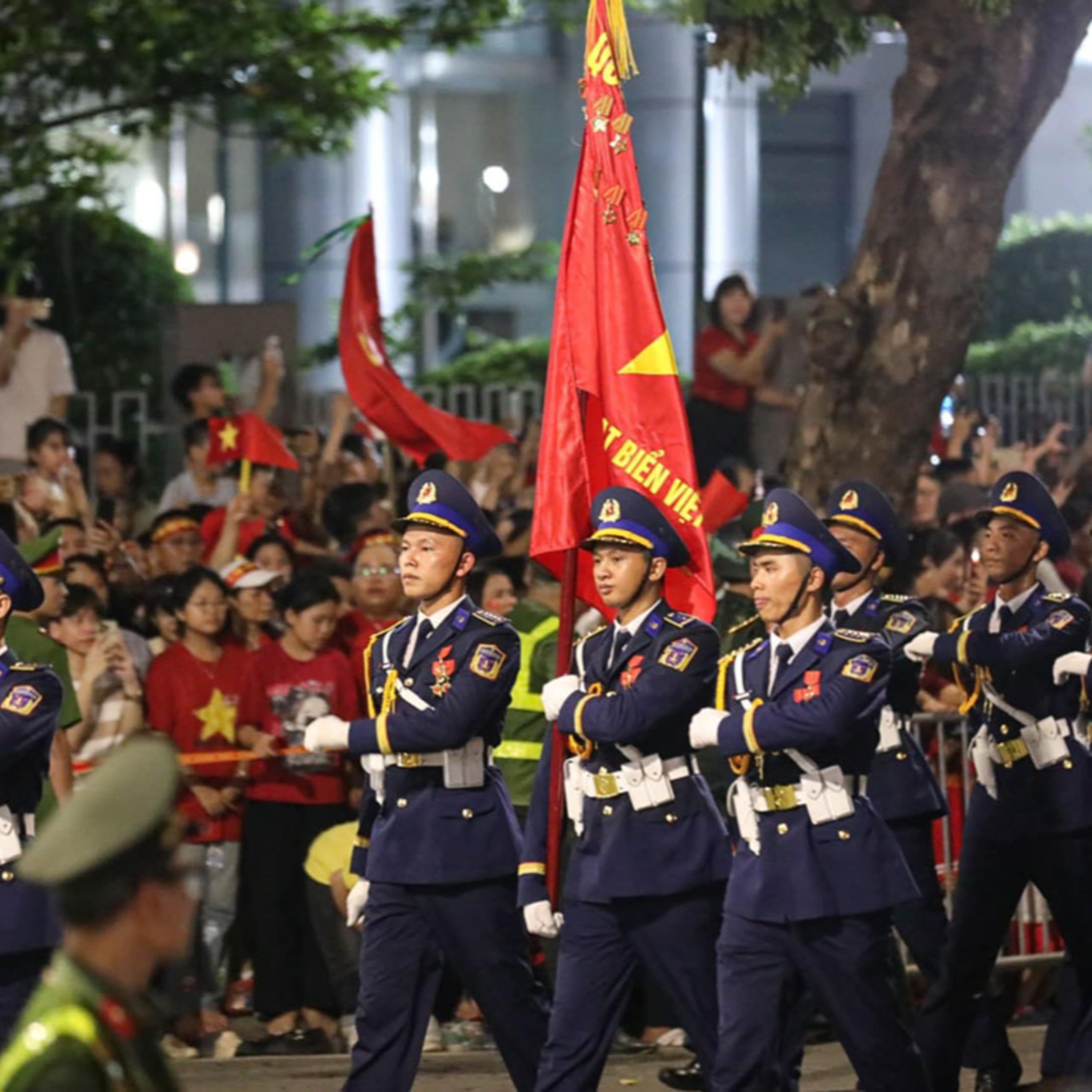 Bộ hành qua phố: Hà Nội trong nhịp diễu binh episode artwork