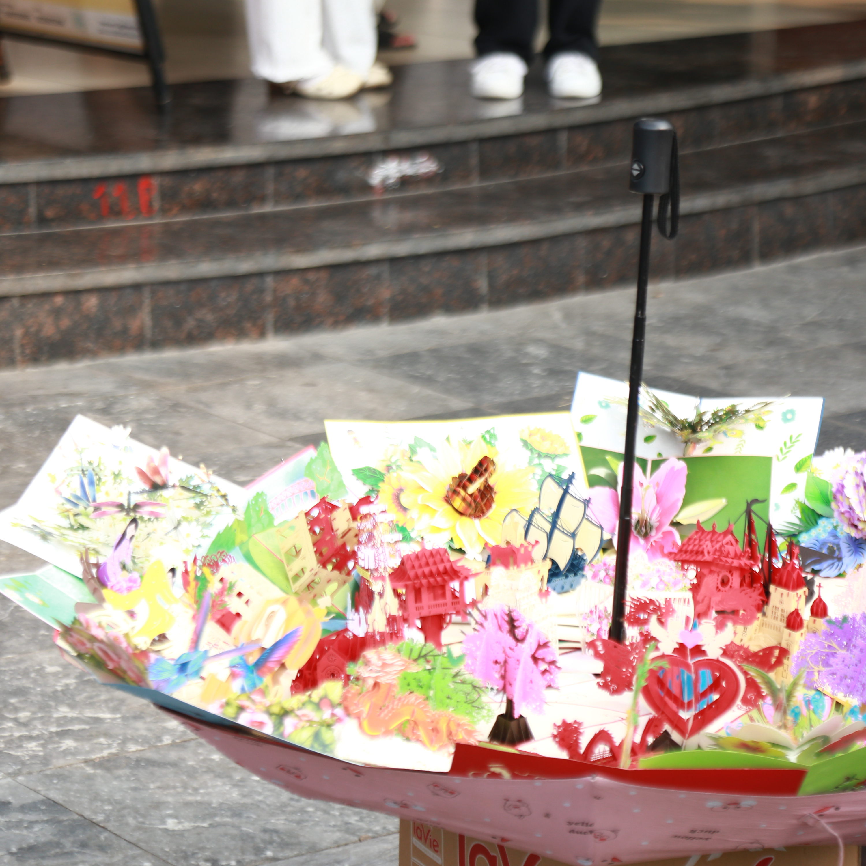 Bộ hành qua phố: Những chiếc ô đầy bưu thiếp episode artwork