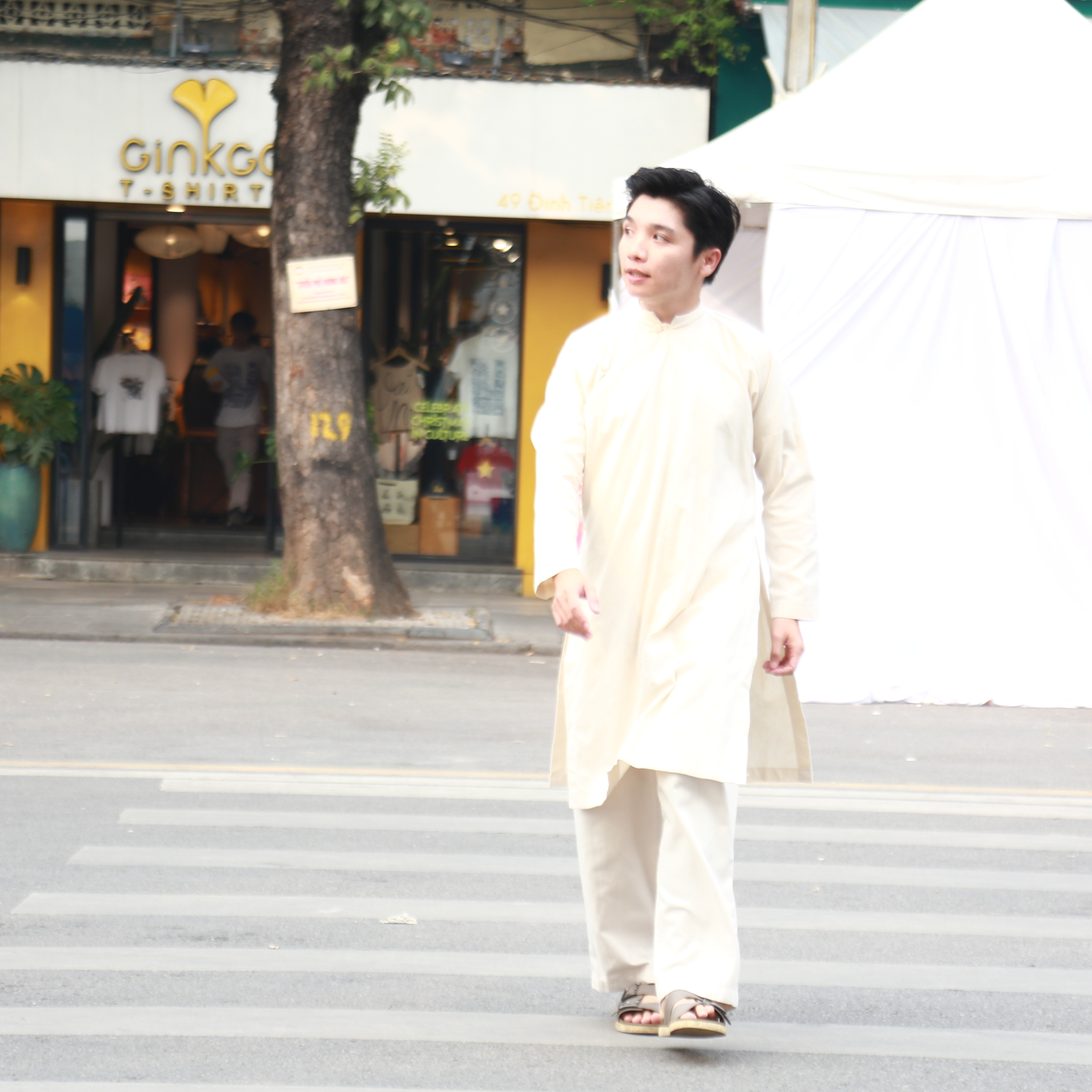 Bộ hành qua phố: Thoáng bóng áo dài nam trên phố episode artwork