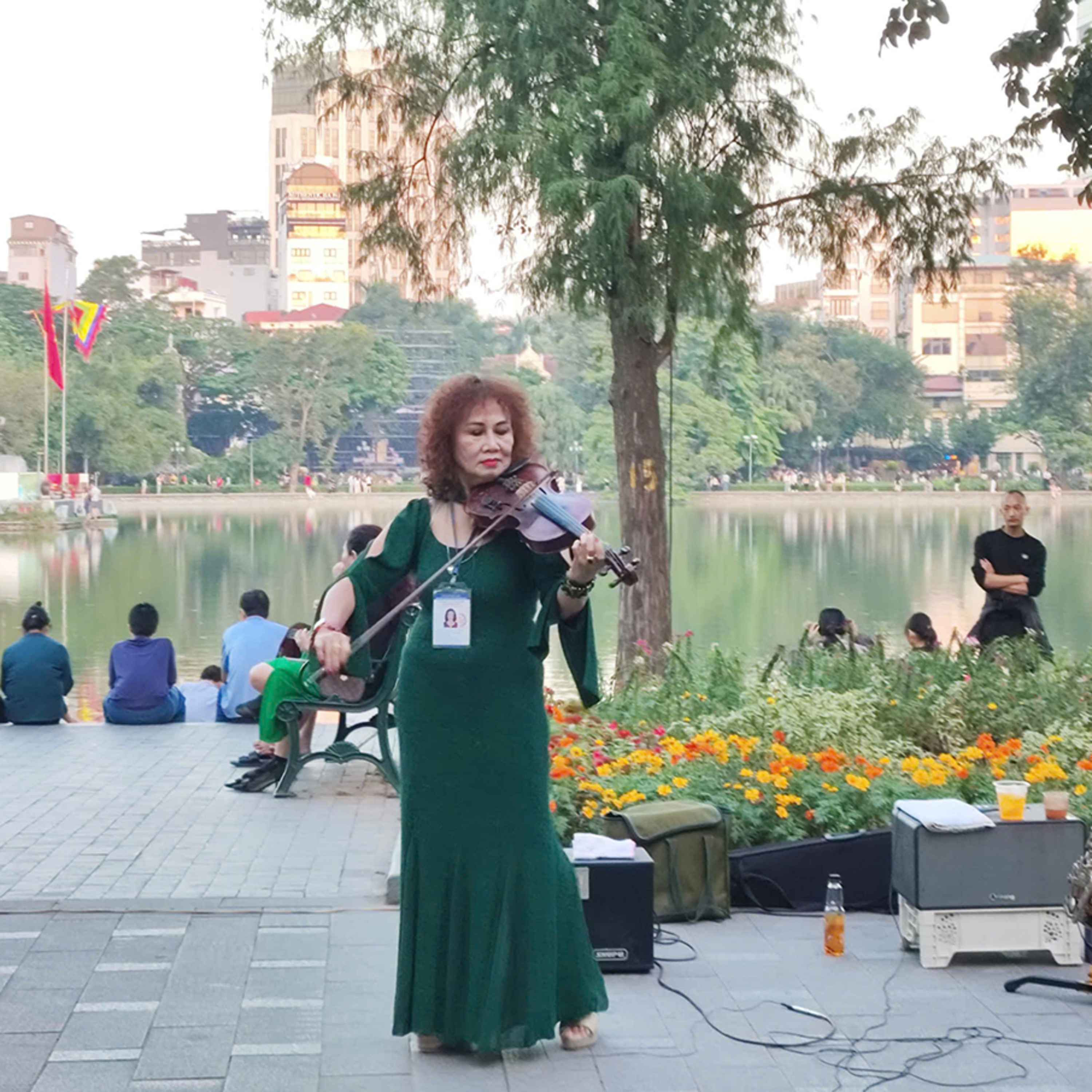 Bộ hành qua phố: Người phụ nữ kéo đàn violin episode artwork