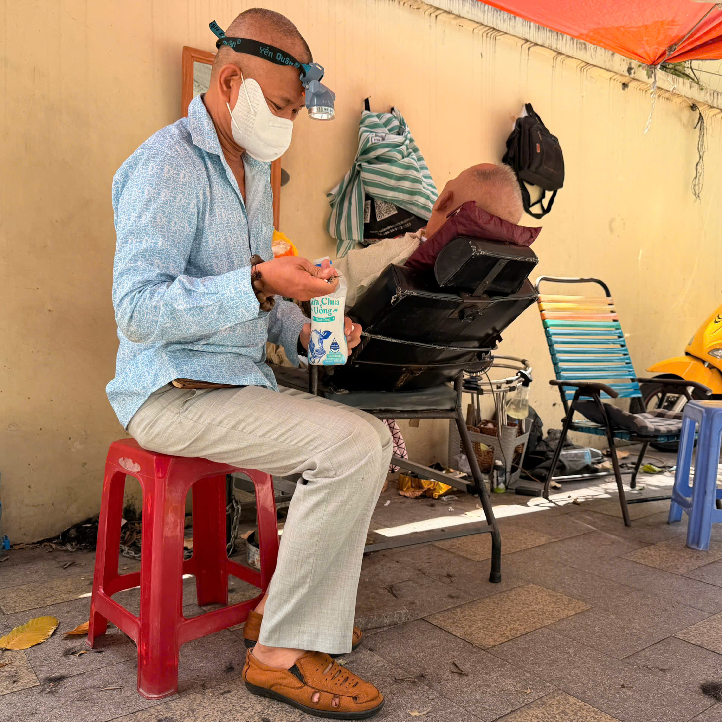 Sài Gòn sống và yêu: Hớt tóc vỉa hè, nơi những chiếc ghế cũ níu giữ chuyện Sài Gòn episode artwork