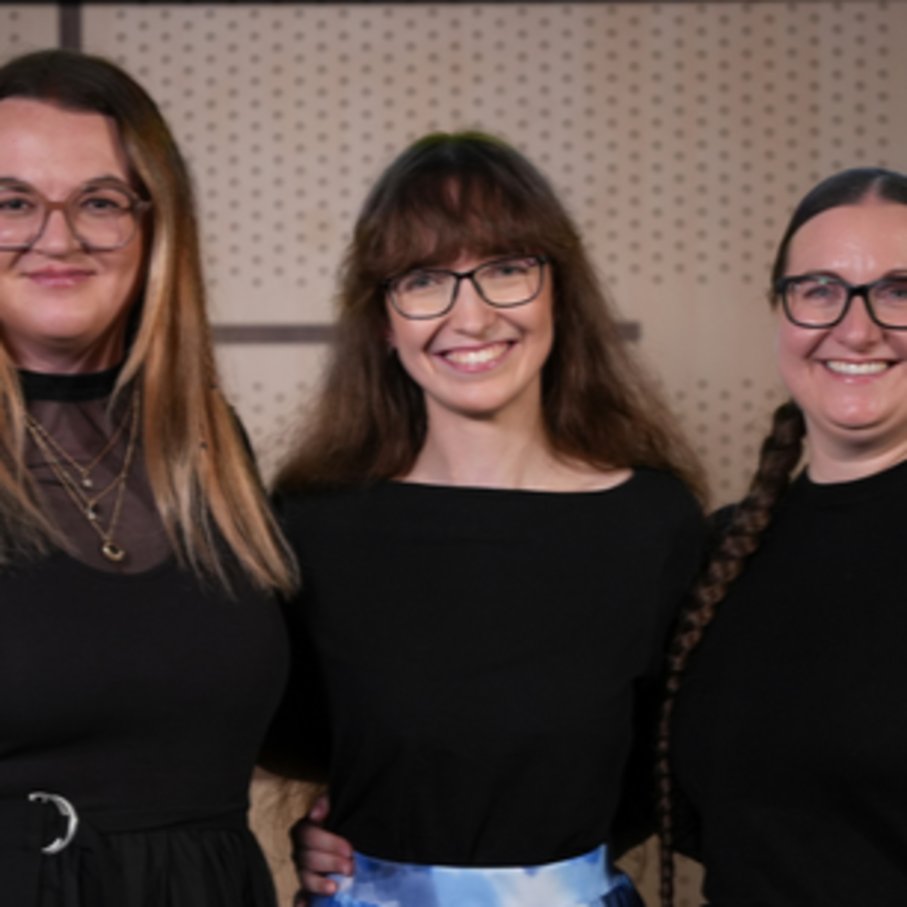 Mladí si knihy vybírají na TikToku, jedno video rozprodá knihu do 12 jazyků, aniž by ji někdo četl, říkají autorky