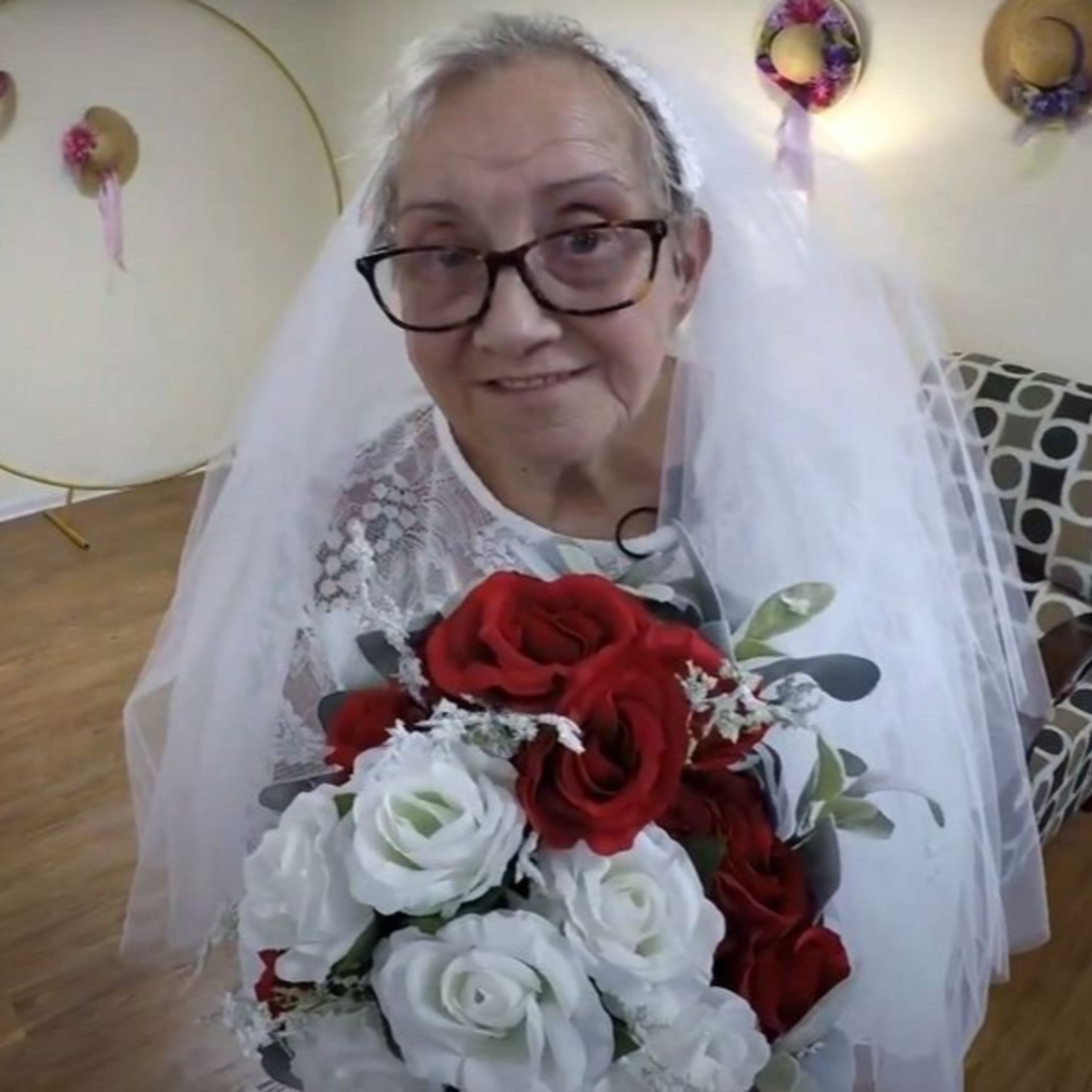 Casă de piatră, Dorothy „Dottie” Fideli! / S05E104 / Vineri, 19 Mai 2023 episode artwork