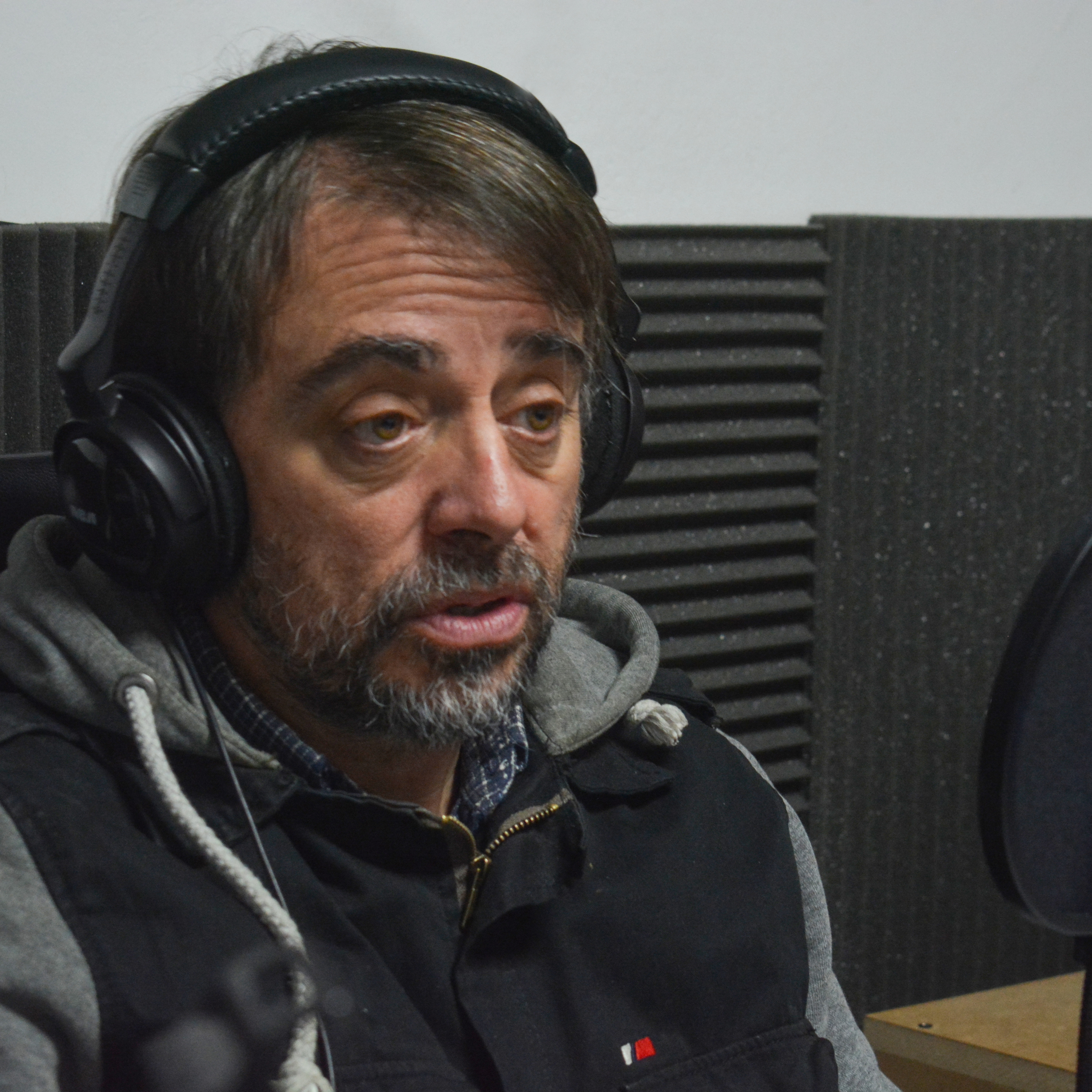 "Muchos de los que no progresan económicamente es porque comparten lo que tienen", asegura el párroco Carlos Juncos en su visita a Poder Decir.  episode artwork