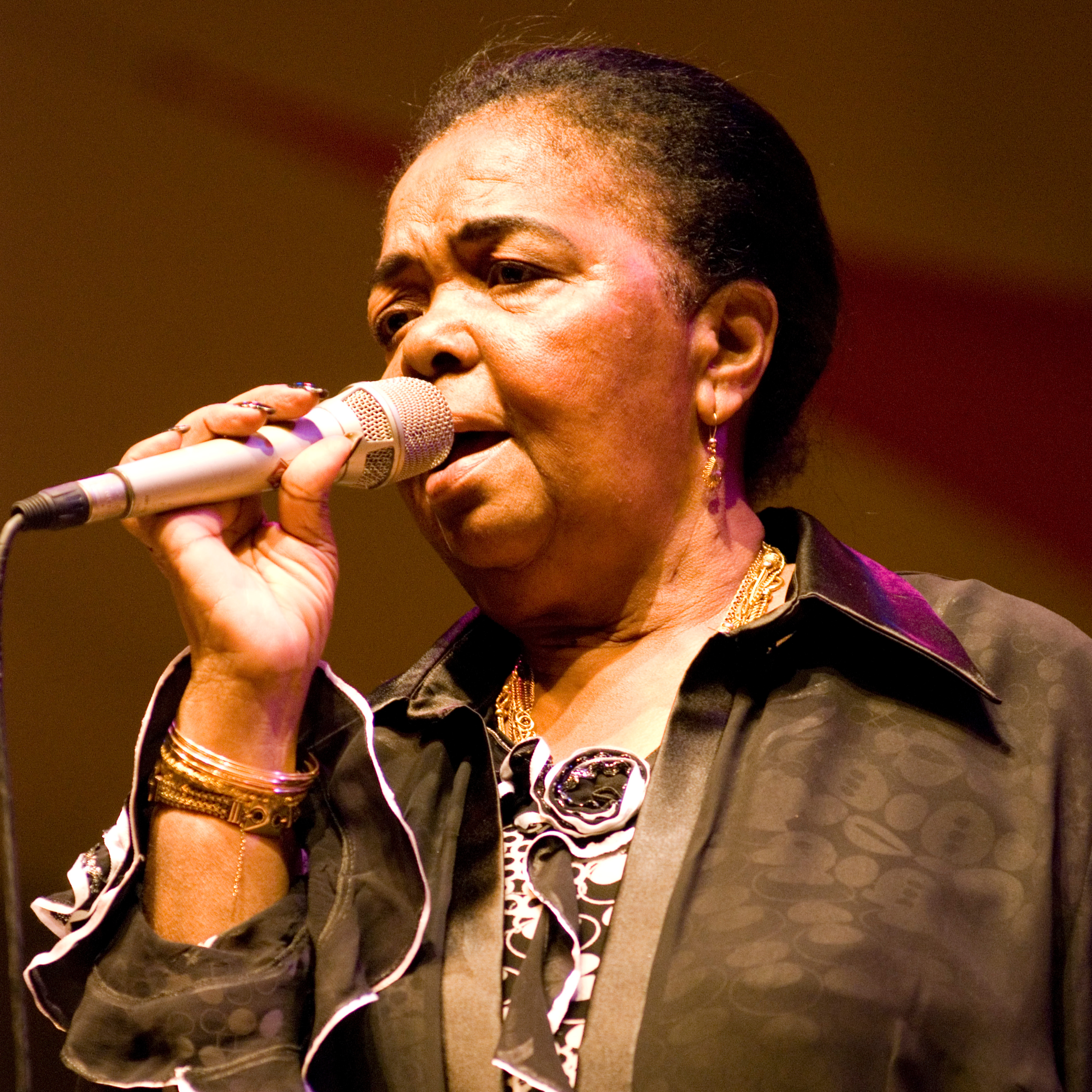 Muere "la diva de los pies descalzos", Cesária Évora (2011) episode artwork