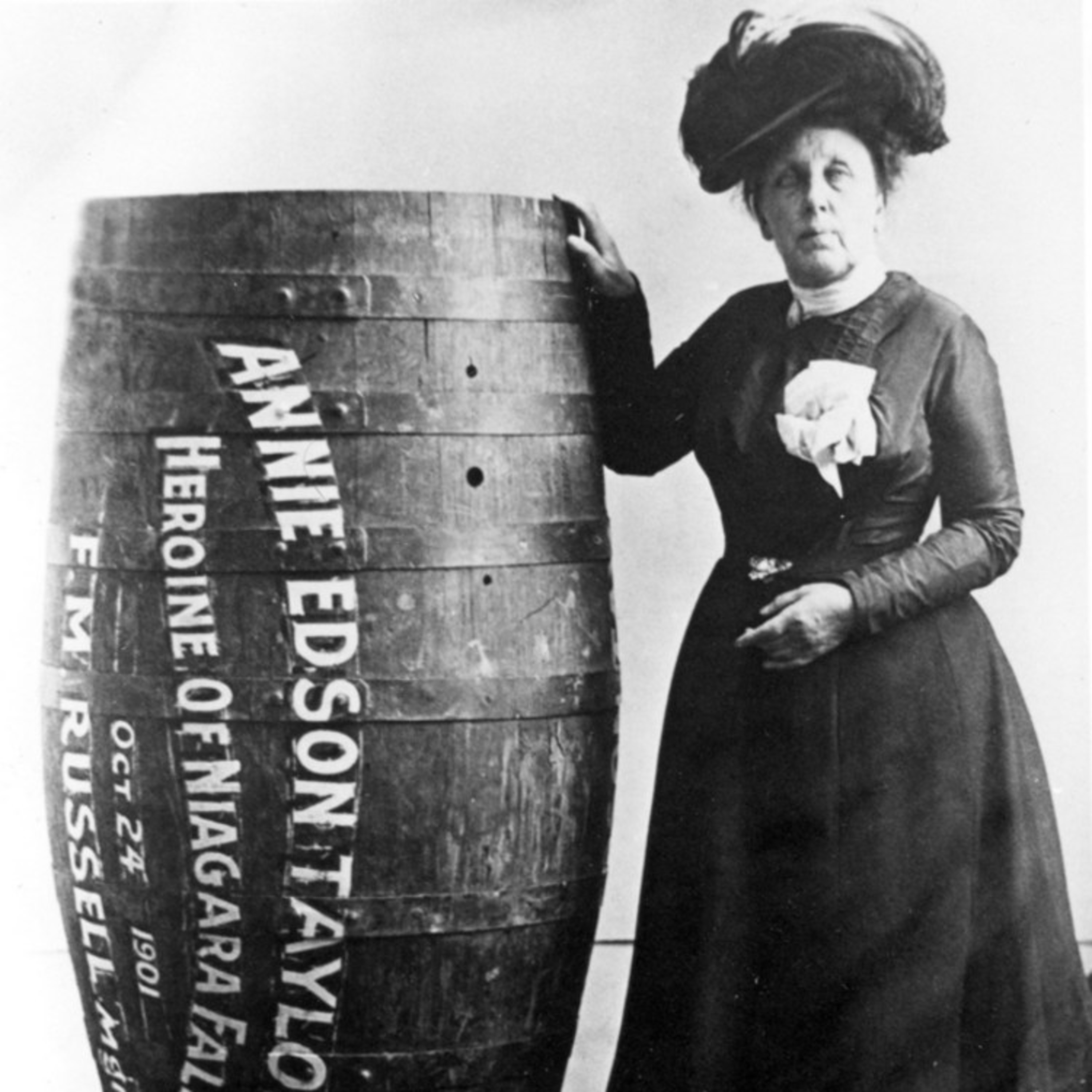Mujer salta las Cataratas del Niágara en un barril (1901)