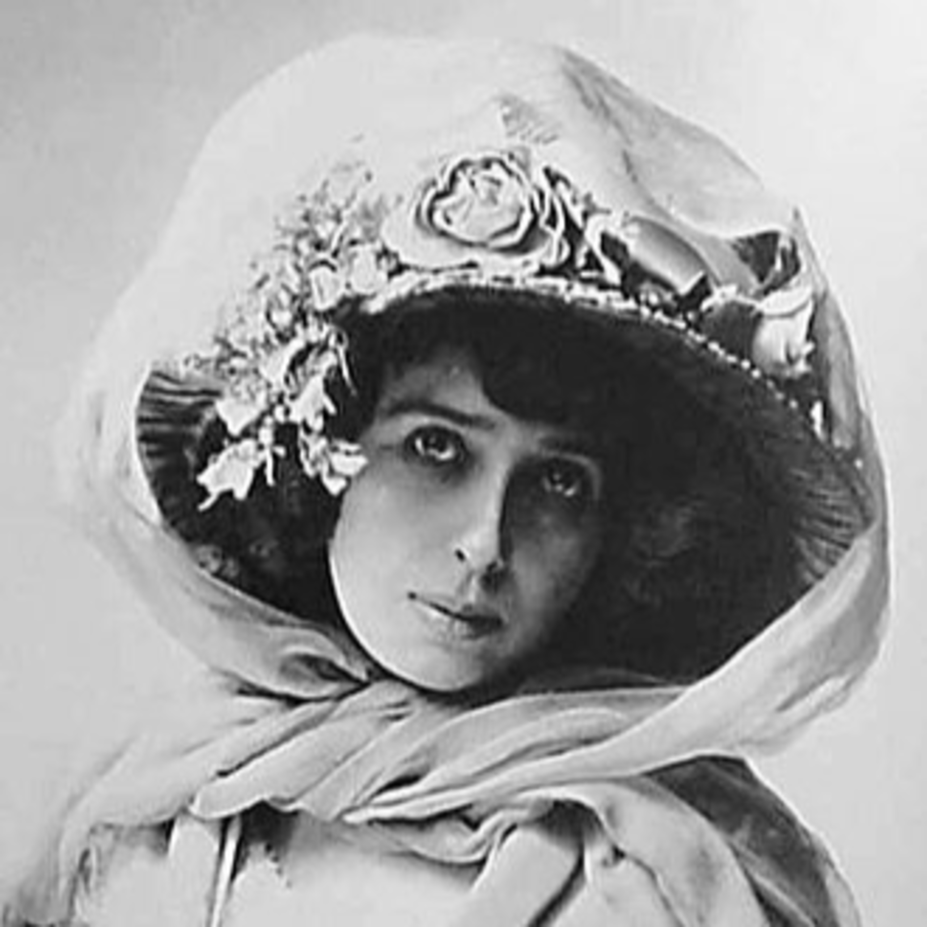 Muere la cantante francesa Mistinguett (1956)